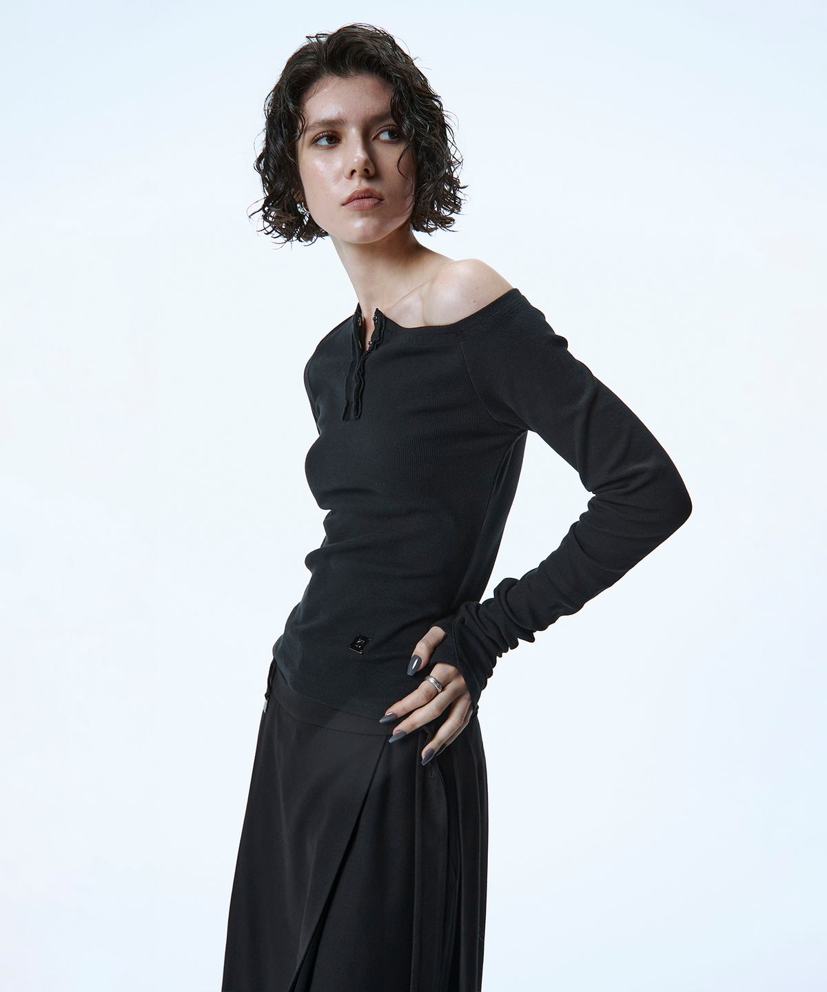 트리밍버드(TREEMINGBIRD) One-Shoulder Henley Neck Long Sleeve [ Black ]