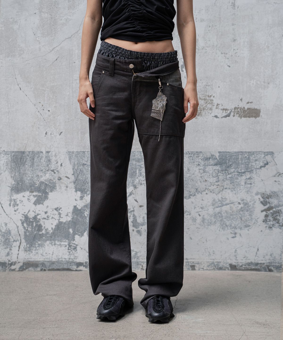 모산(MOSAN) CONTRAST BOOTCUT PANTS (CHARCOAL)