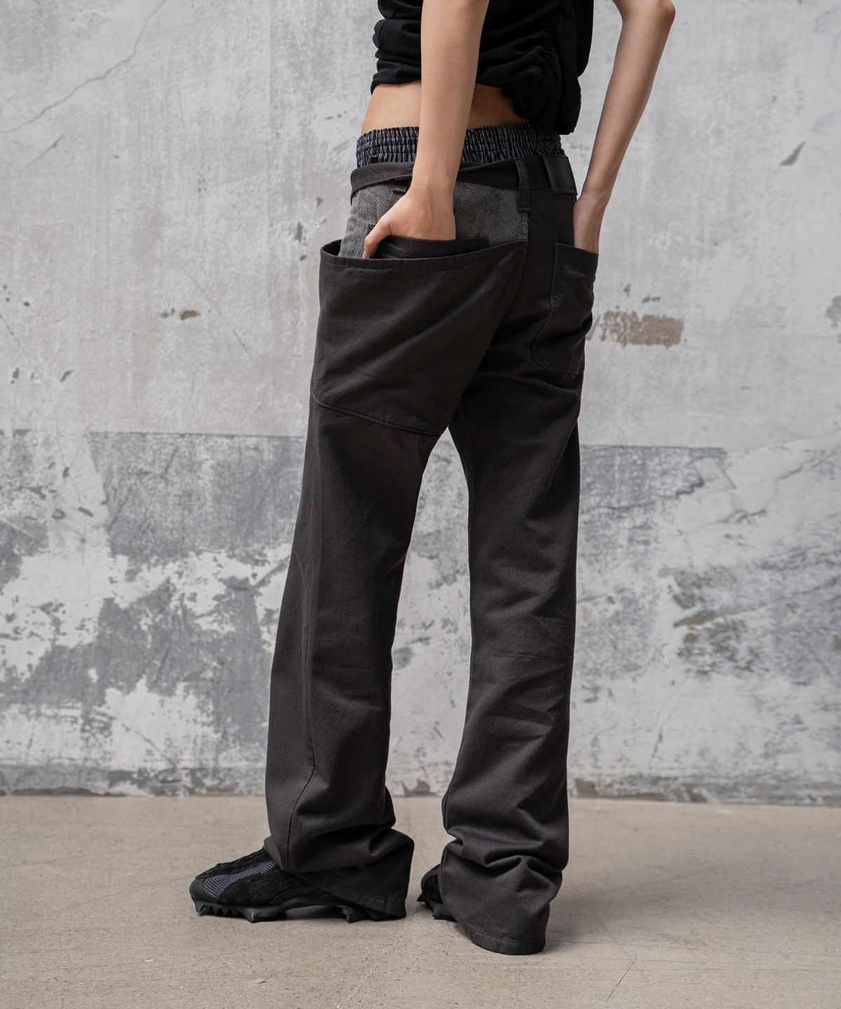 모산(MOSAN) CONTRAST BOOTCUT PANTS (CHARCOAL)