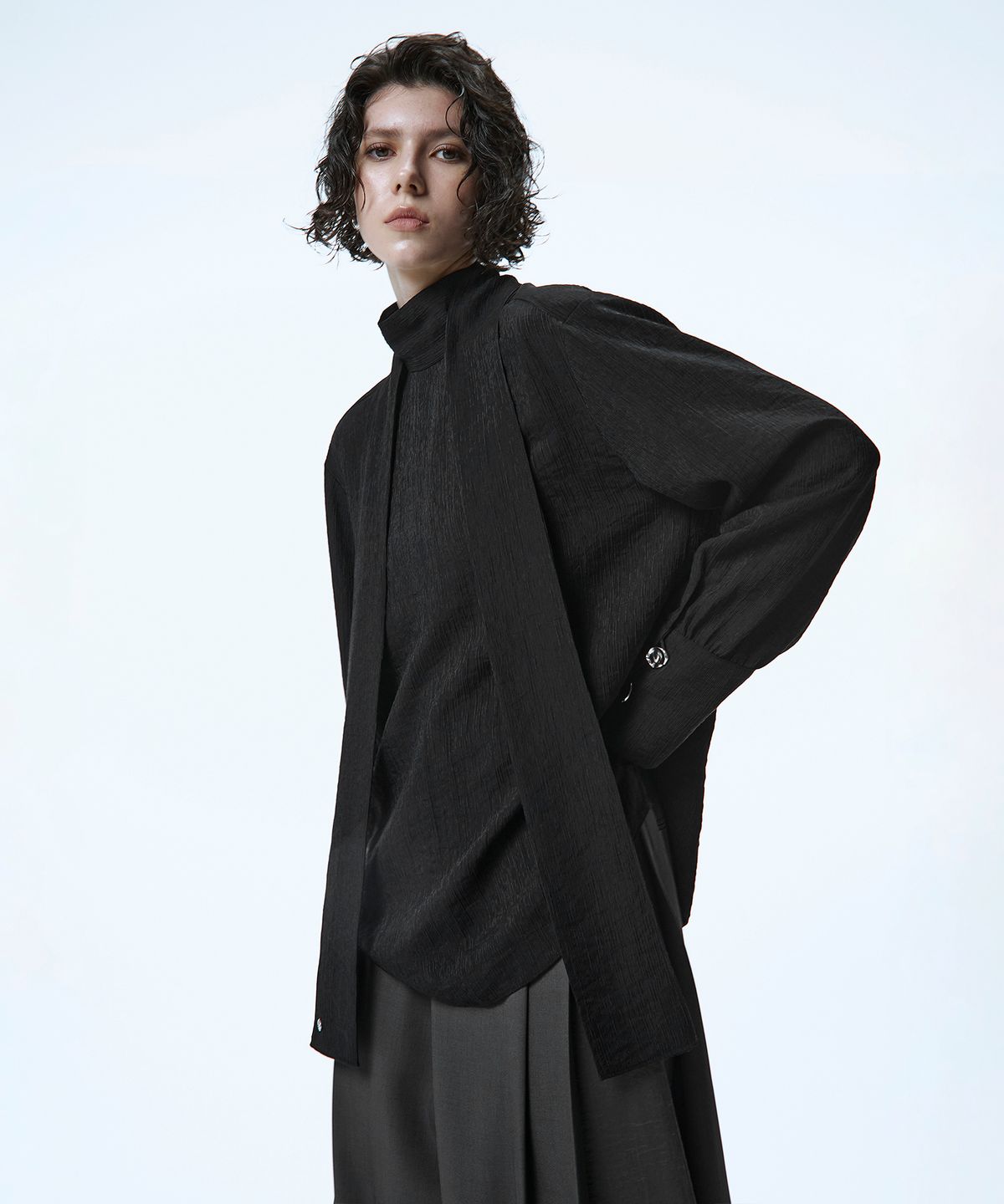 트리밍버드(TREEMINGBIRD) Tied Scarf Shirt [ Black ]
