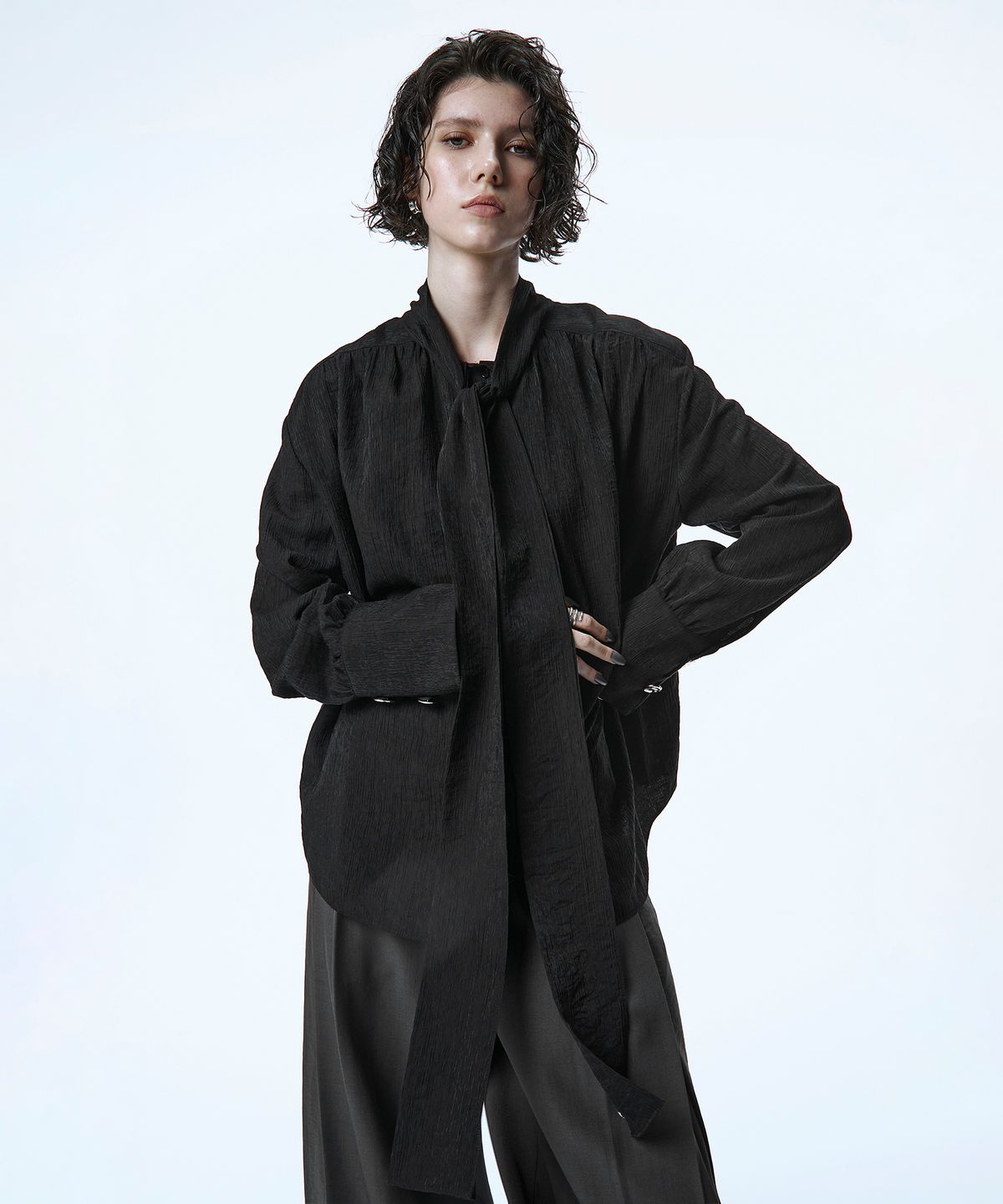트리밍버드(TREEMINGBIRD) Tied Scarf Shirt [ Black ]