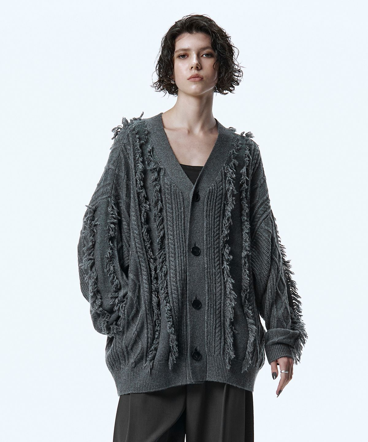트리밍버드(TREEMINGBIRD) Fringe-Cut Cable Knit Cardigan [ Charcoal ]