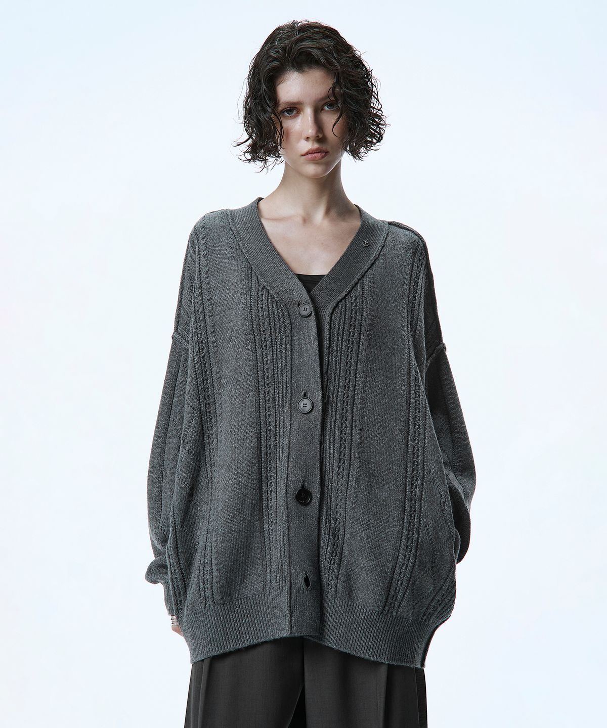 트리밍버드(TREEMINGBIRD) Fringe-Cut Cable Knit Cardigan [ Charcoal ]