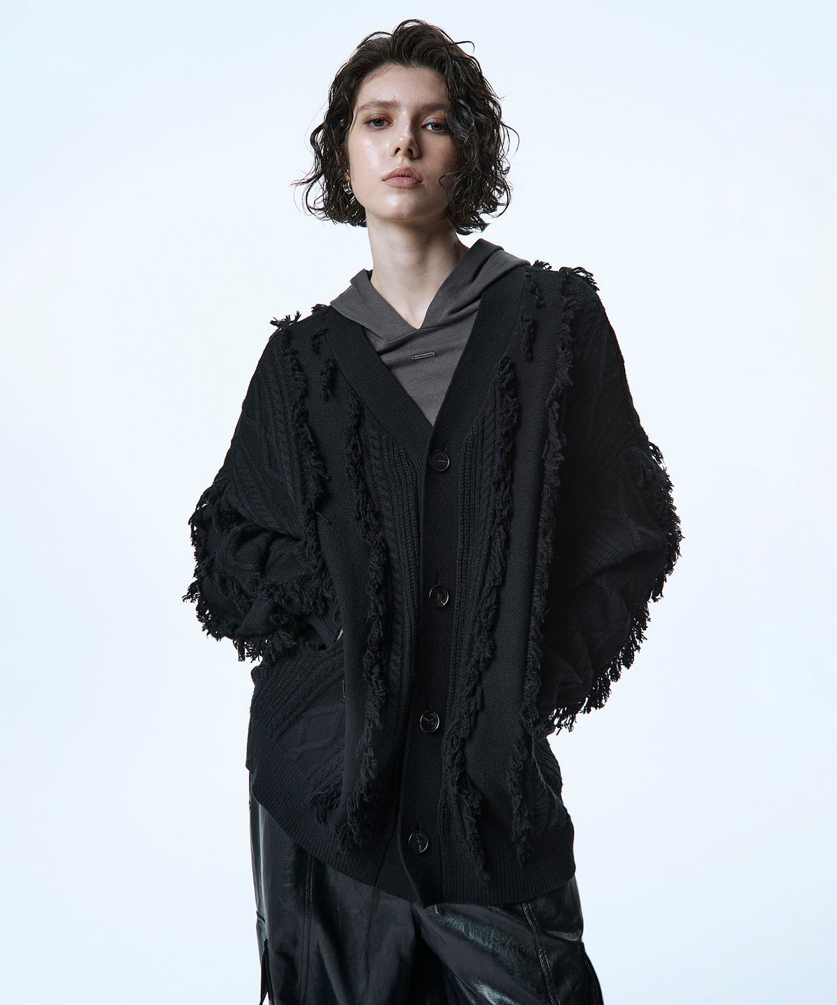 트리밍버드(TREEMINGBIRD) Fringe-Cut Cable Knit Cardigan [ Black ]