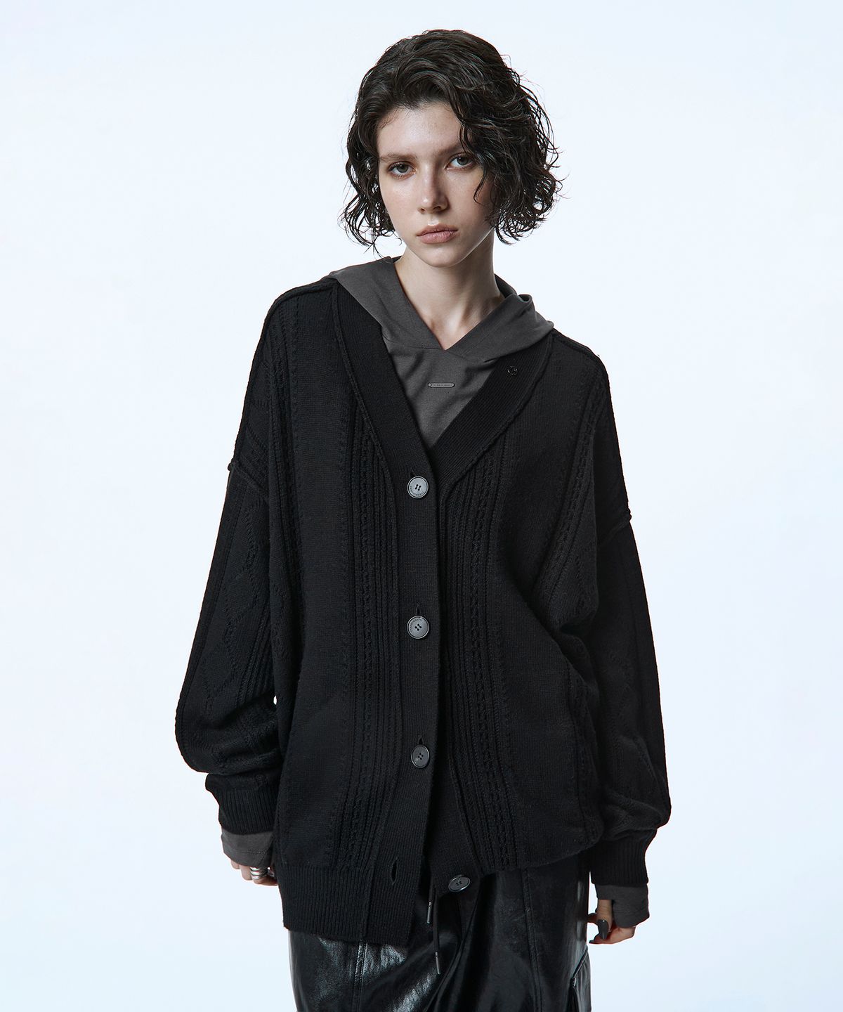 트리밍버드(TREEMINGBIRD) Fringe-Cut Cable Knit Cardigan [ Black ]