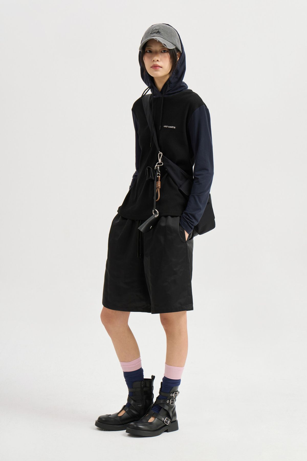 럭키슈에뜨(LUCKY CHOUETTE) Colored Slim Fit Hood T-shirt (black) LFTAM25320BKX