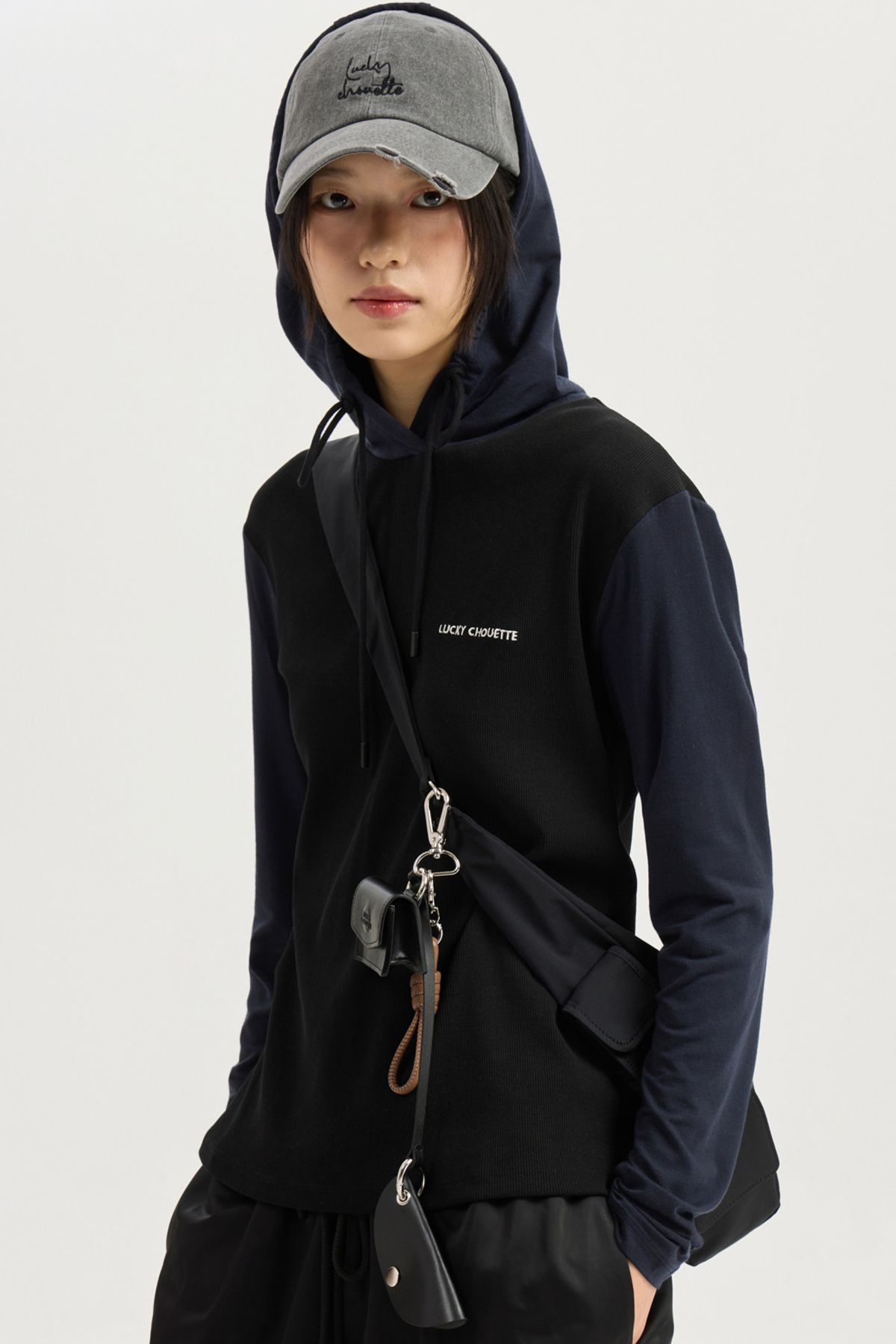 럭키슈에뜨(LUCKY CHOUETTE) Colored Slim Fit Hood T-shirt (black) LFTAM25320BKX