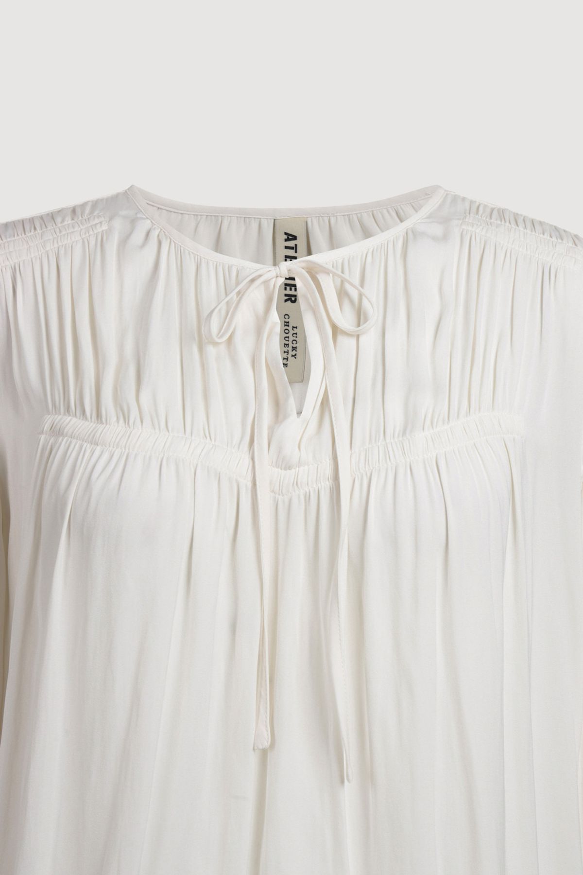 럭키슈에뜨(LUCKY CHOUETTE) [Atelier] Shirring Point Long Sleeve Blouse (ivory) LFSAM25855IVX