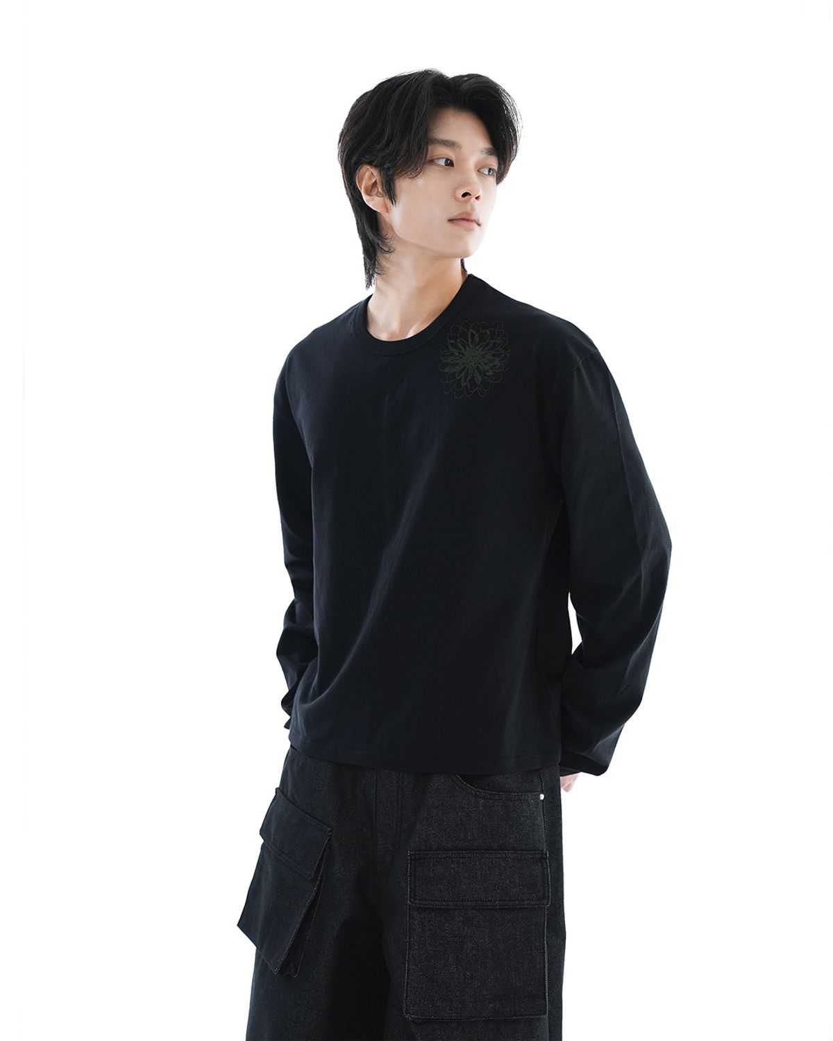 헤오진(HEOJIN) 디스토어드 플라워 크롭 롱 슬리브_블랙 (Thumb Hole)