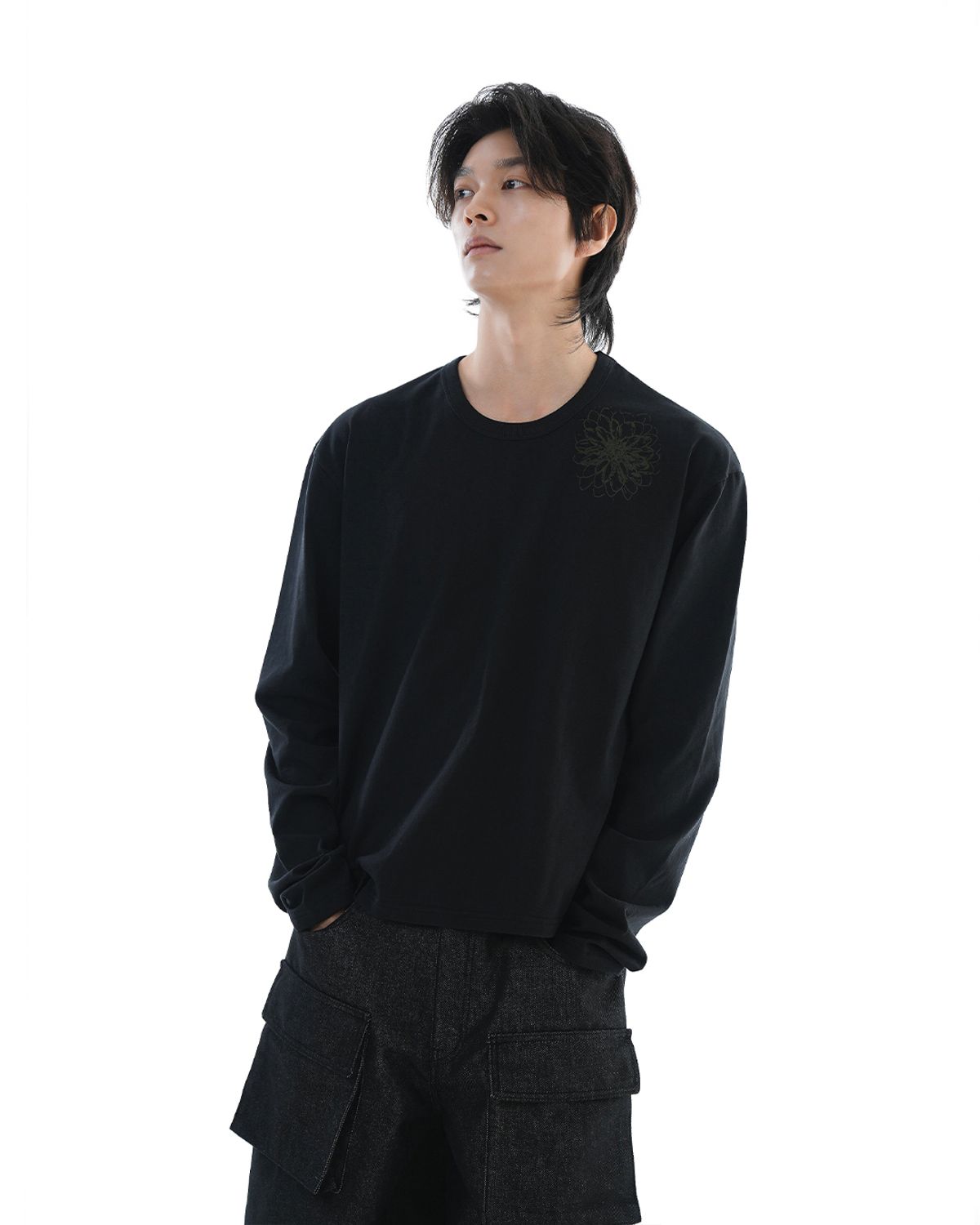 헤오진(HEOJIN) 디스토어드 플라워 크롭 롱 슬리브_블랙 (Thumb Hole)