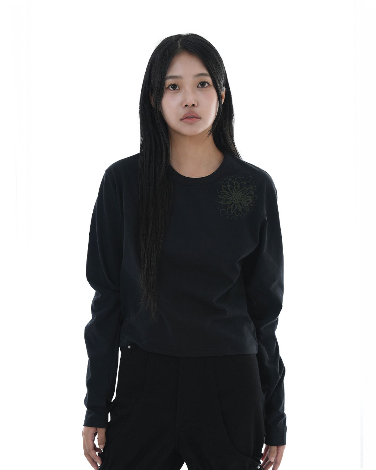 헤오진(HEOJIN) 디스토어드 플라워 크롭 롱 슬리브_블랙 (Thumb Hole)
