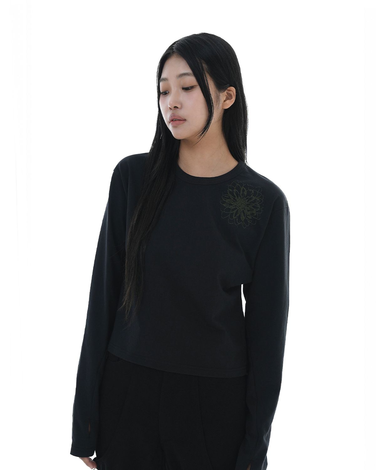 헤오진(HEOJIN) 디스토어드 플라워 크롭 롱 슬리브_블랙 (Thumb Hole)