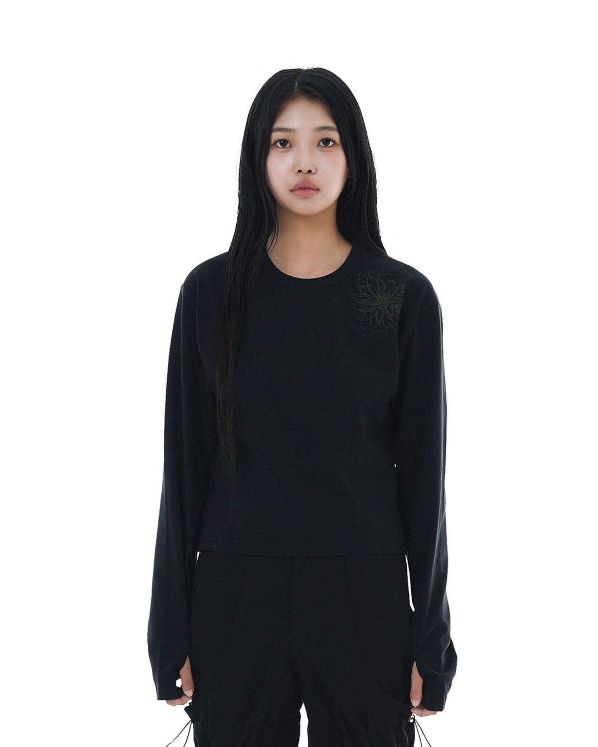 헤오진(HEOJIN) 디스토어드 플라워 크롭 롱 슬리브_블랙 (Thumb Hole)