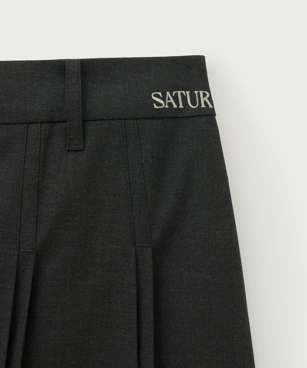 세터(SATUR) (W) 버튼 플리츠 미디 스커트 차콜