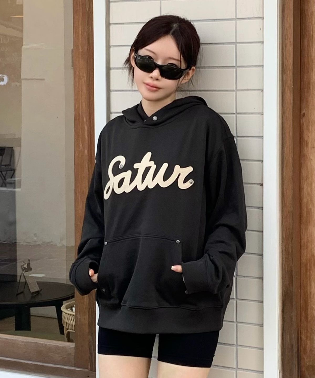 세터(SATUR) 루고 아플리케 리벳 후드 차콜