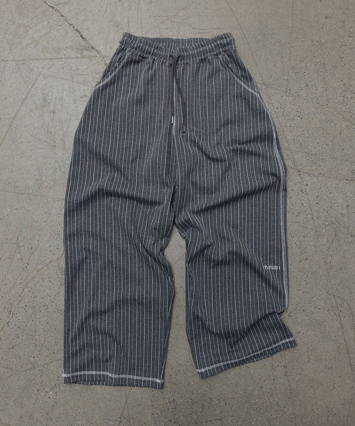 모산(MOSAN) LOGO PINSTRIPE WIDE SWEAT PANTS (GRAY)