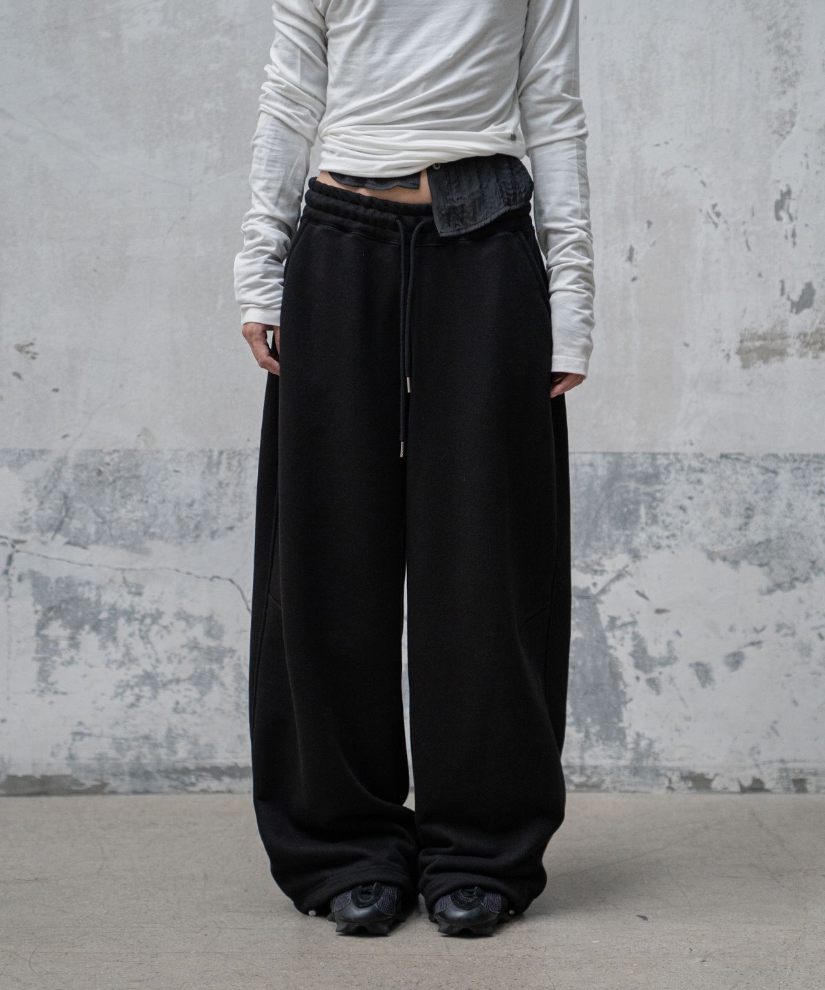 모산(MOSAN) LOGO WIDE SWEAT PANTS (BLACK)