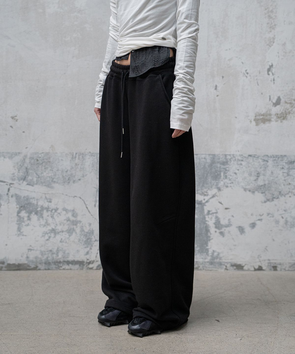 모산(MOSAN) LOGO WIDE SWEAT PANTS (BLACK)