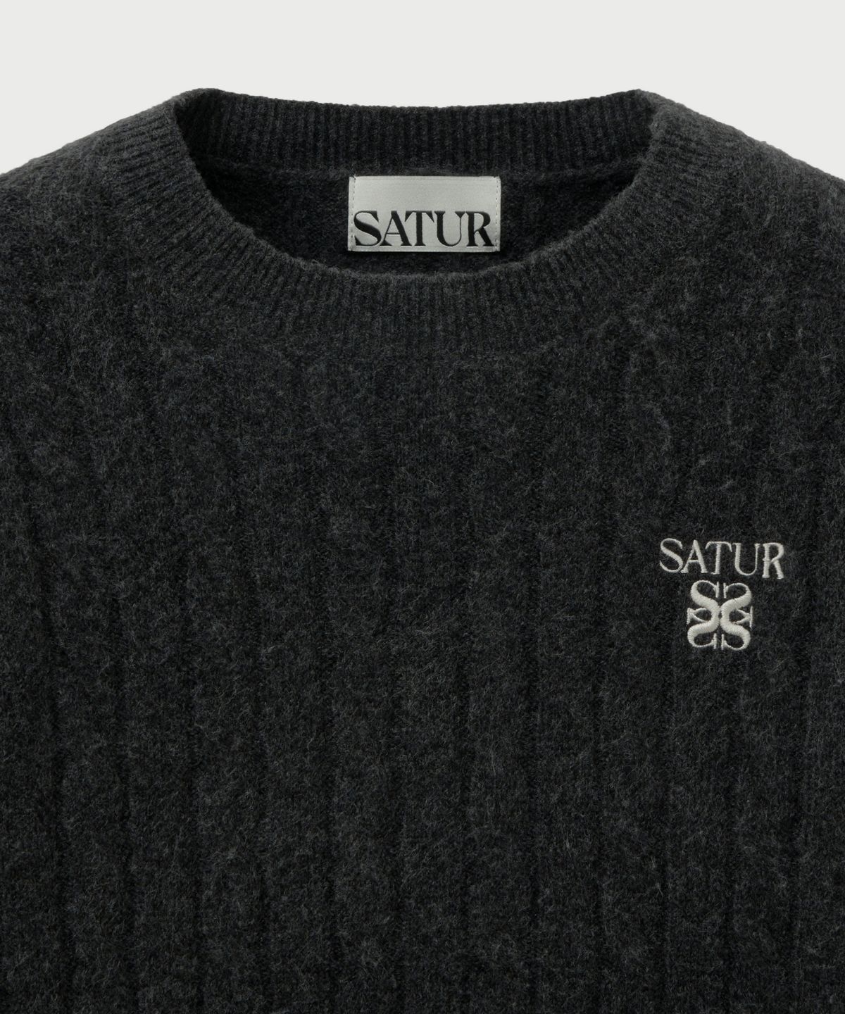 세터(SATUR) (W) 소프트 터치 케이블 크루 넥 니트 차콜