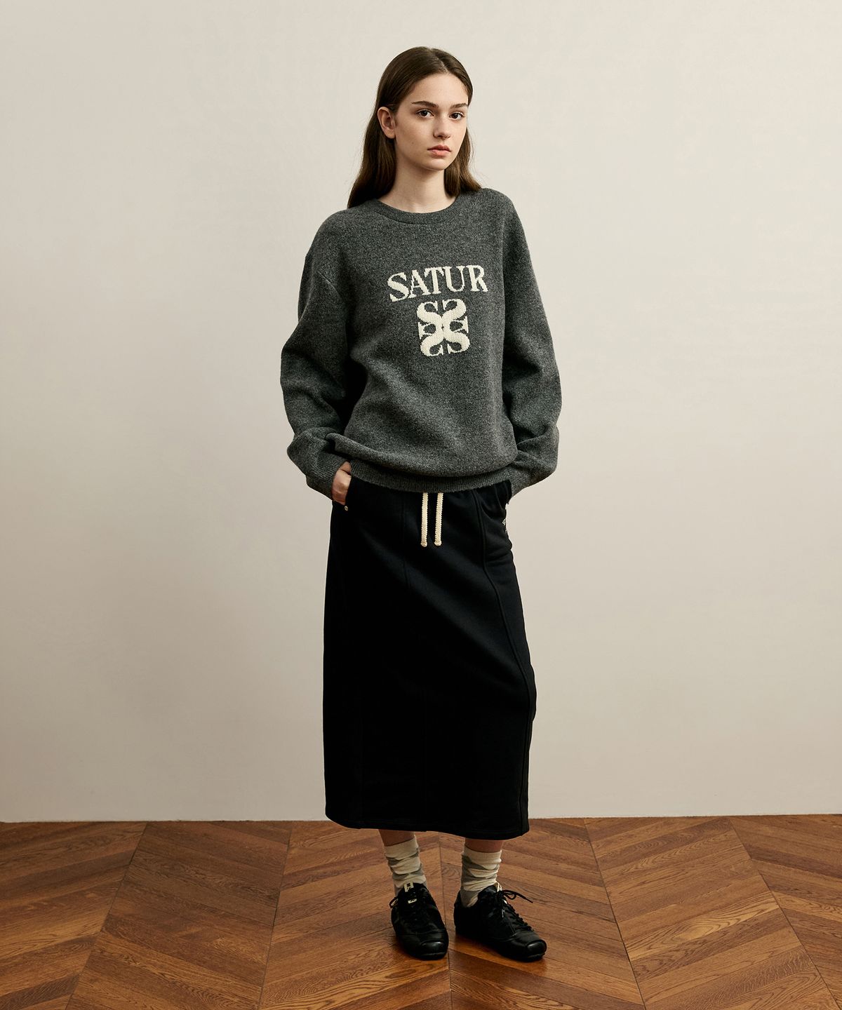 세터(SATUR) 베이직 로고 자카드 크루넥 니트 차콜
