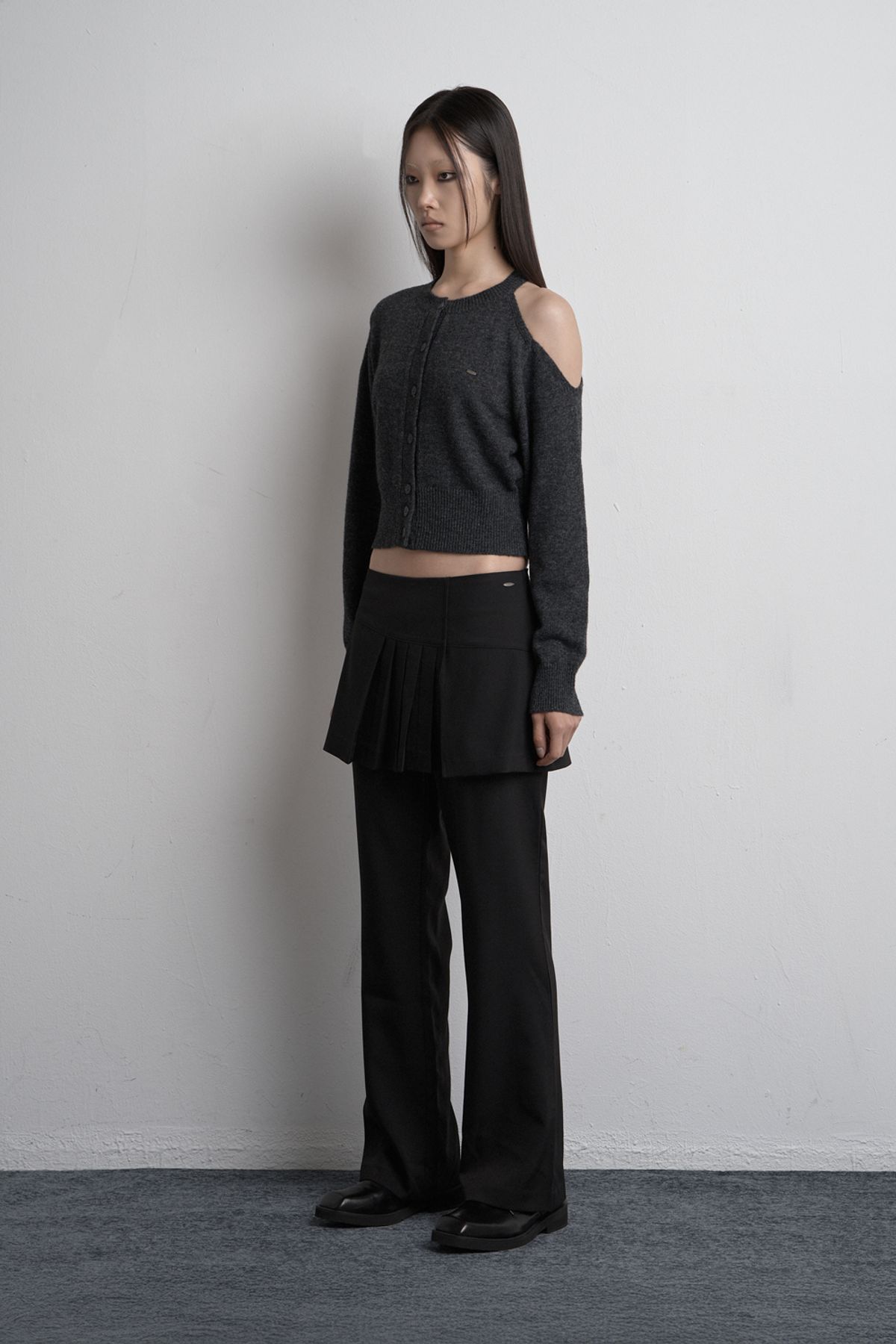 시너진(SYNERJYN) SHOULDER SLIT KNIT CARDIGAN CHARCOAL