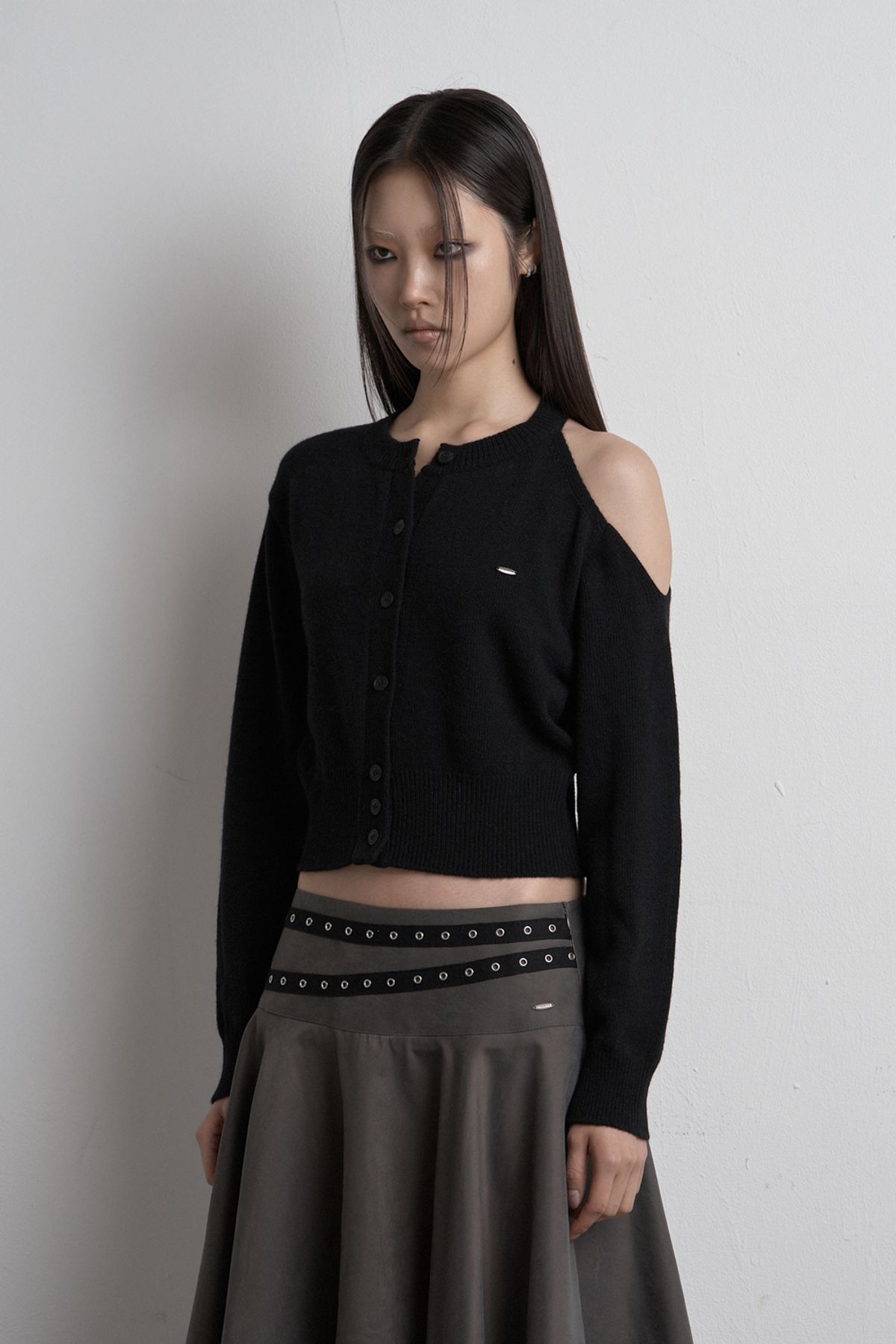 시너진(SYNERJYN) SHOULDER SLIT KNIT CARDIGAN BLACK