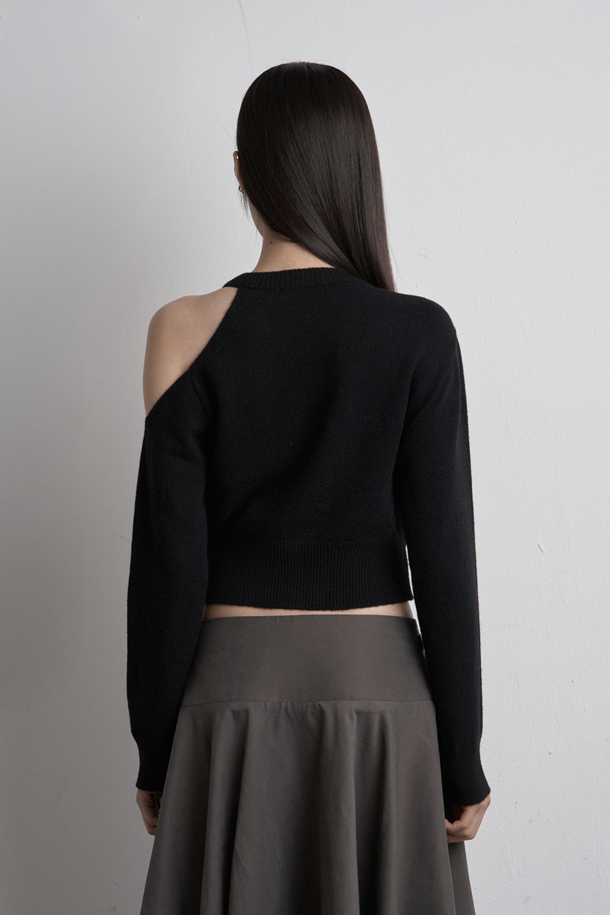 시너진(SYNERJYN) SHOULDER SLIT KNIT CARDIGAN BLACK