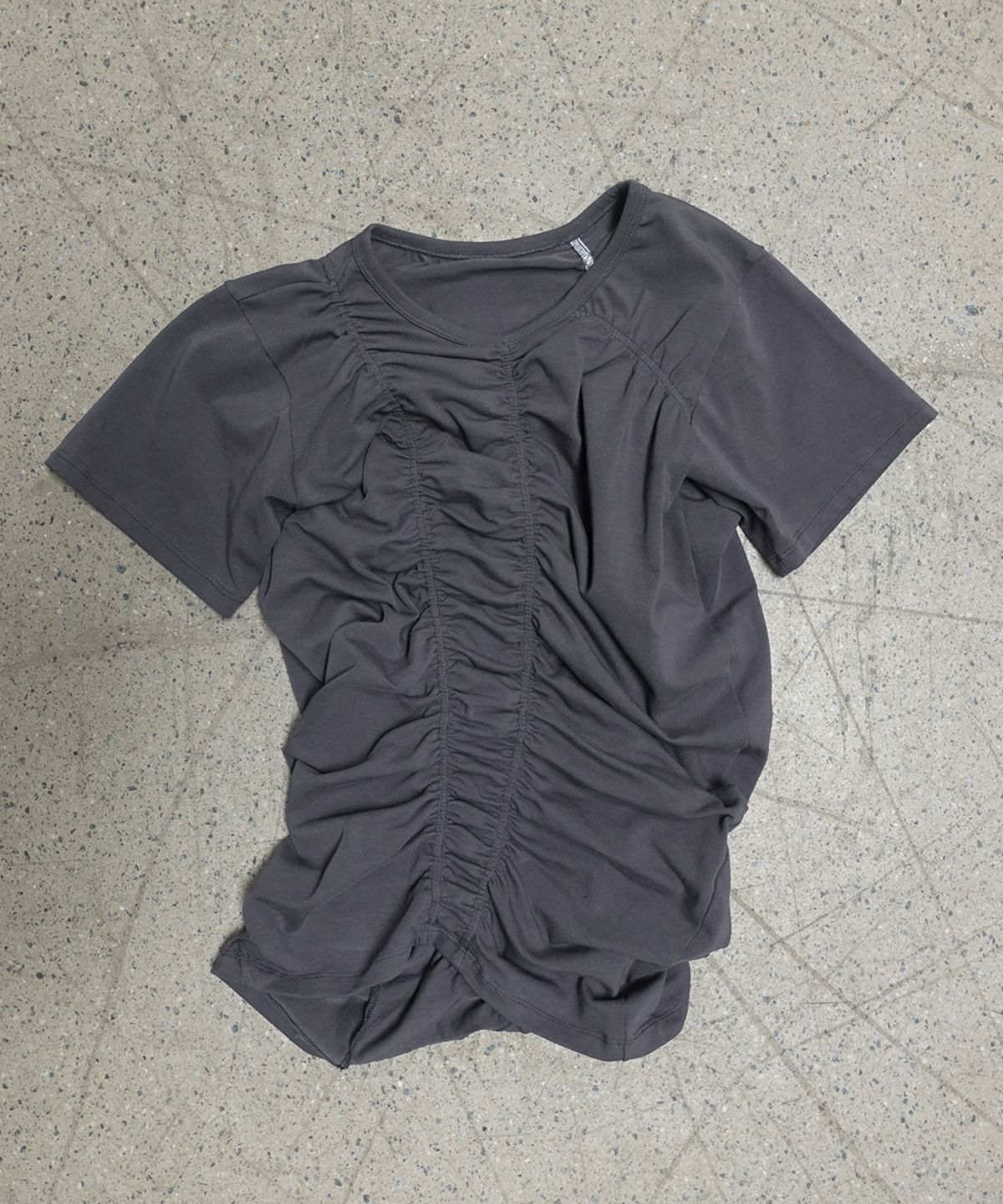 모산(MOSAN) RUCHED SHORT-SLEEVE T-SHIRT (CHARCOAL)
