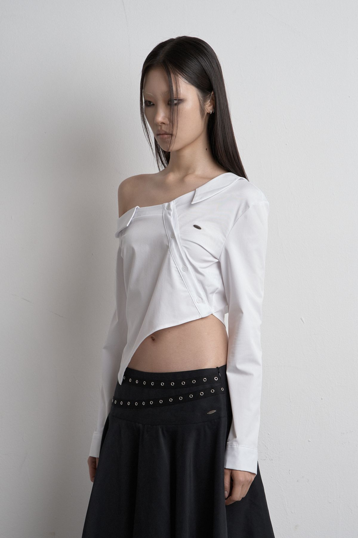 시너진(SYNERJYN) FLOW UNBALANCED CROP SHIRT WHITE