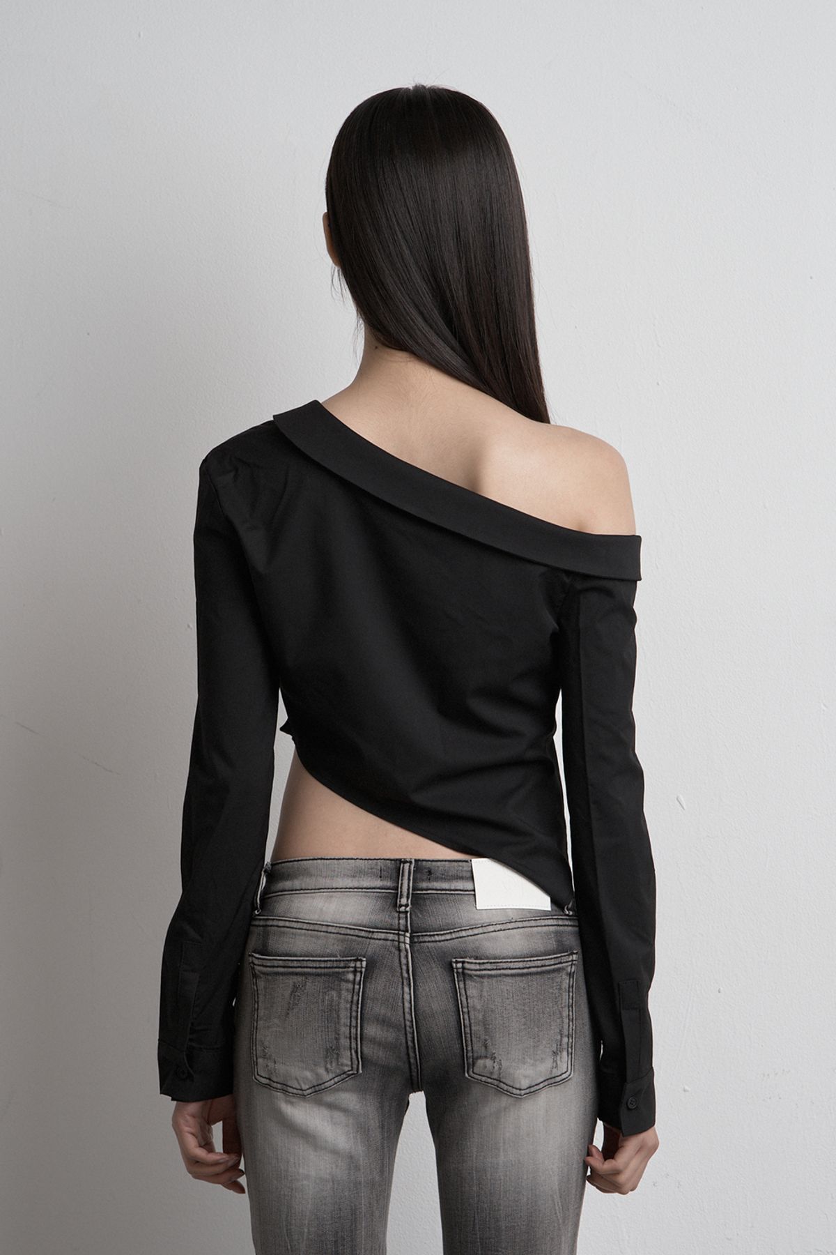 시너진(SYNERJYN) FLOW UNBALANCED CROP SHIRT BLACK