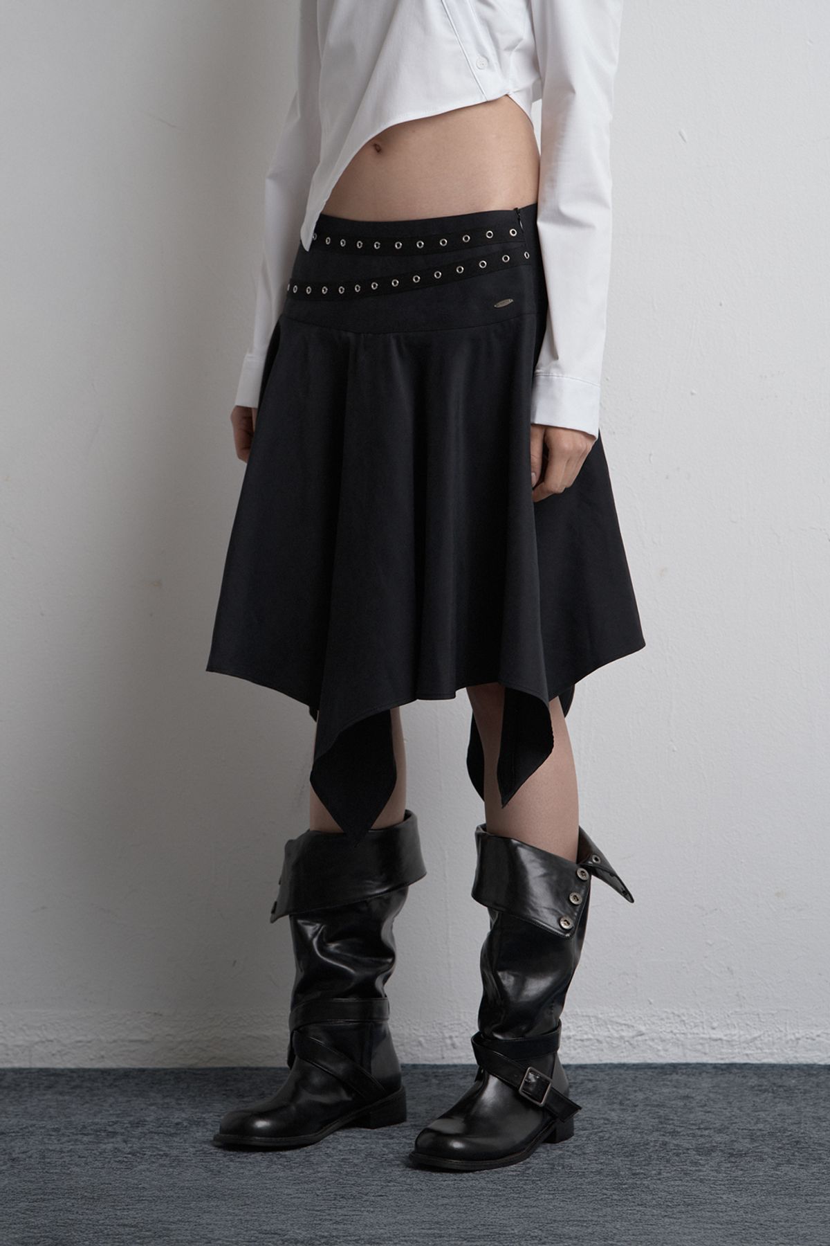 시너진(SYNERJYN) EYELET UNBALANCED MIDI SKIRT BLACK