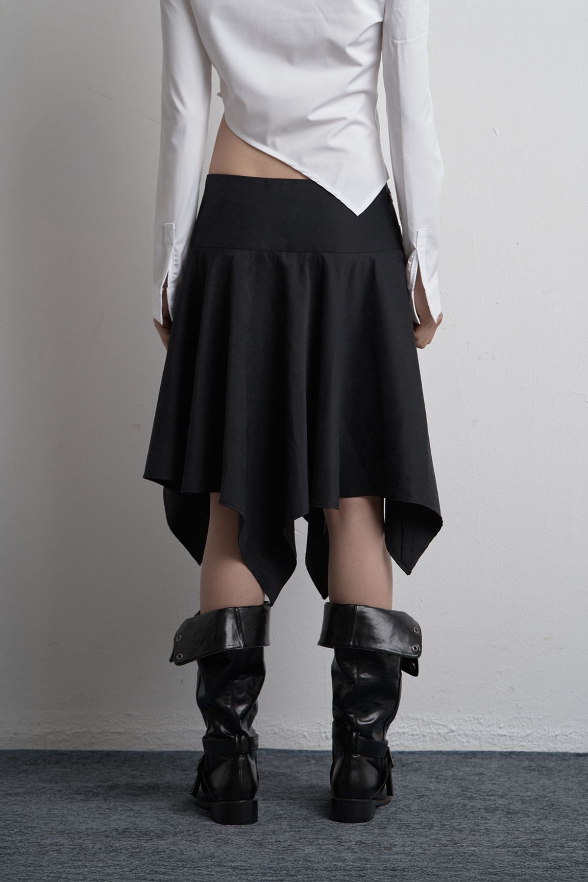 시너진(SYNERJYN) EYELET UNBALANCED MIDI SKIRT BLACK