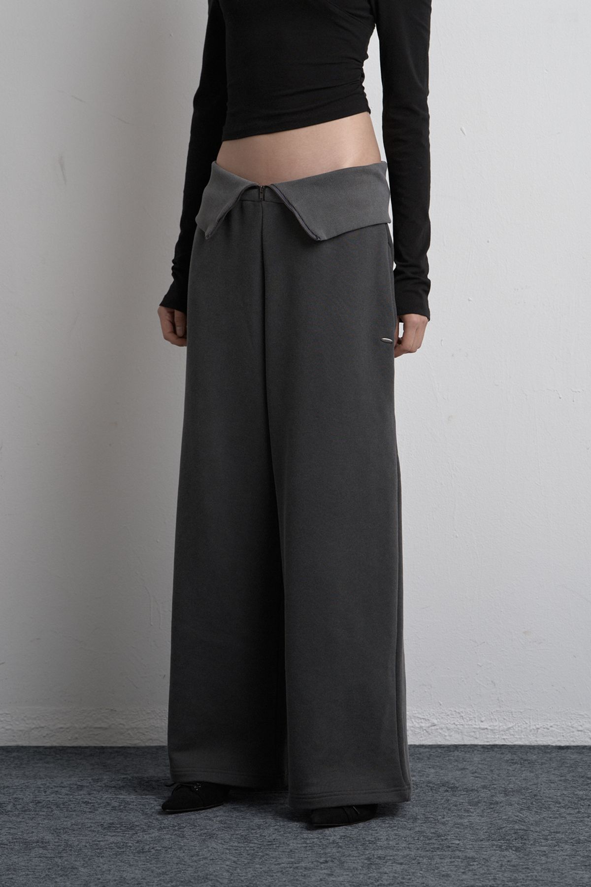 시너진(SYNERJYN) FOLD ZIPPER WIDE SWEATPANTS CHARCOAL