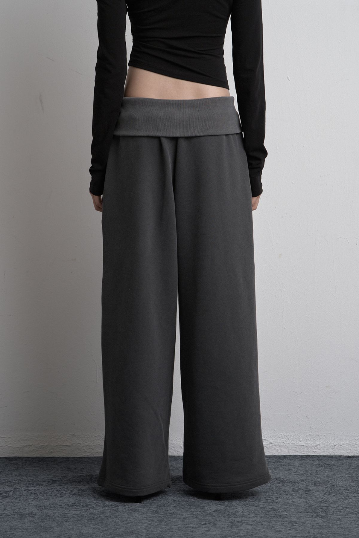 시너진(SYNERJYN) FOLD ZIPPER WIDE SWEATPANTS CHARCOAL