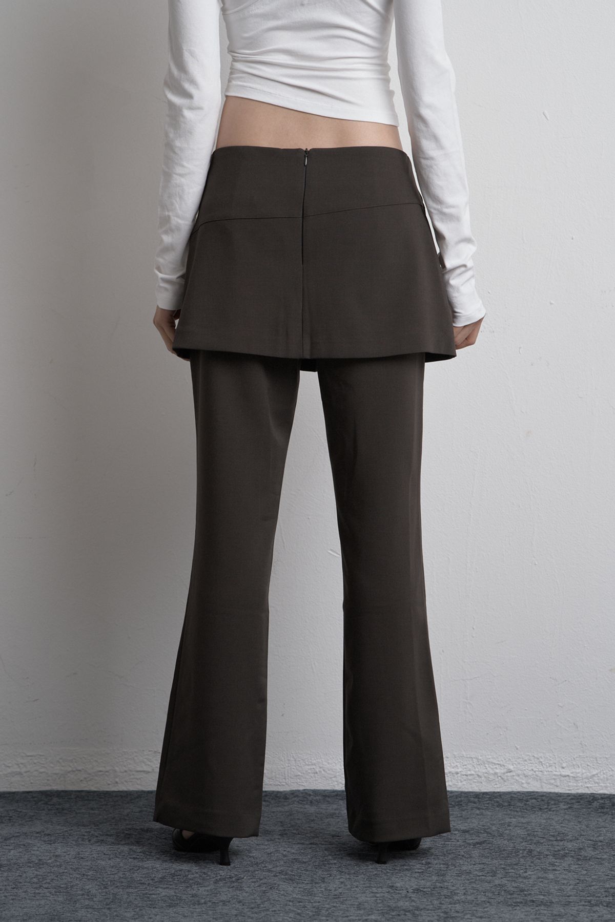 시너진(SYNERJYN) UNBALANCED SKIRT PANTS LIGHT CHARCOAL