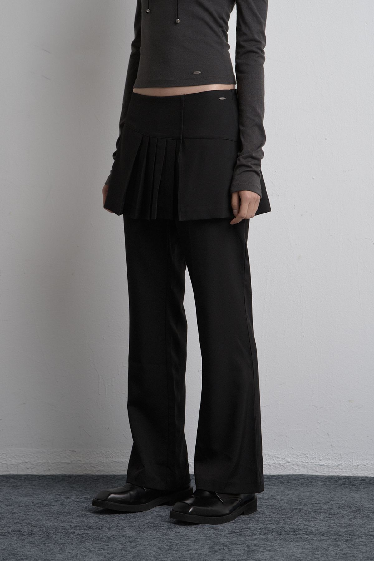 시너진(SYNERJYN) UNBALANCED SKIRT PANTS BLACK