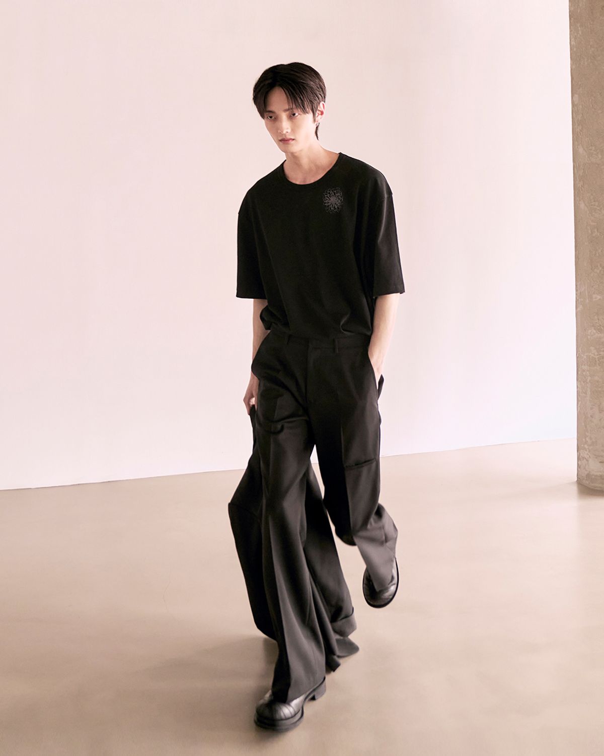 헤오진(HEOJIN) 플라워 그래픽 티셔츠_블랙 (Recycle Fabric)