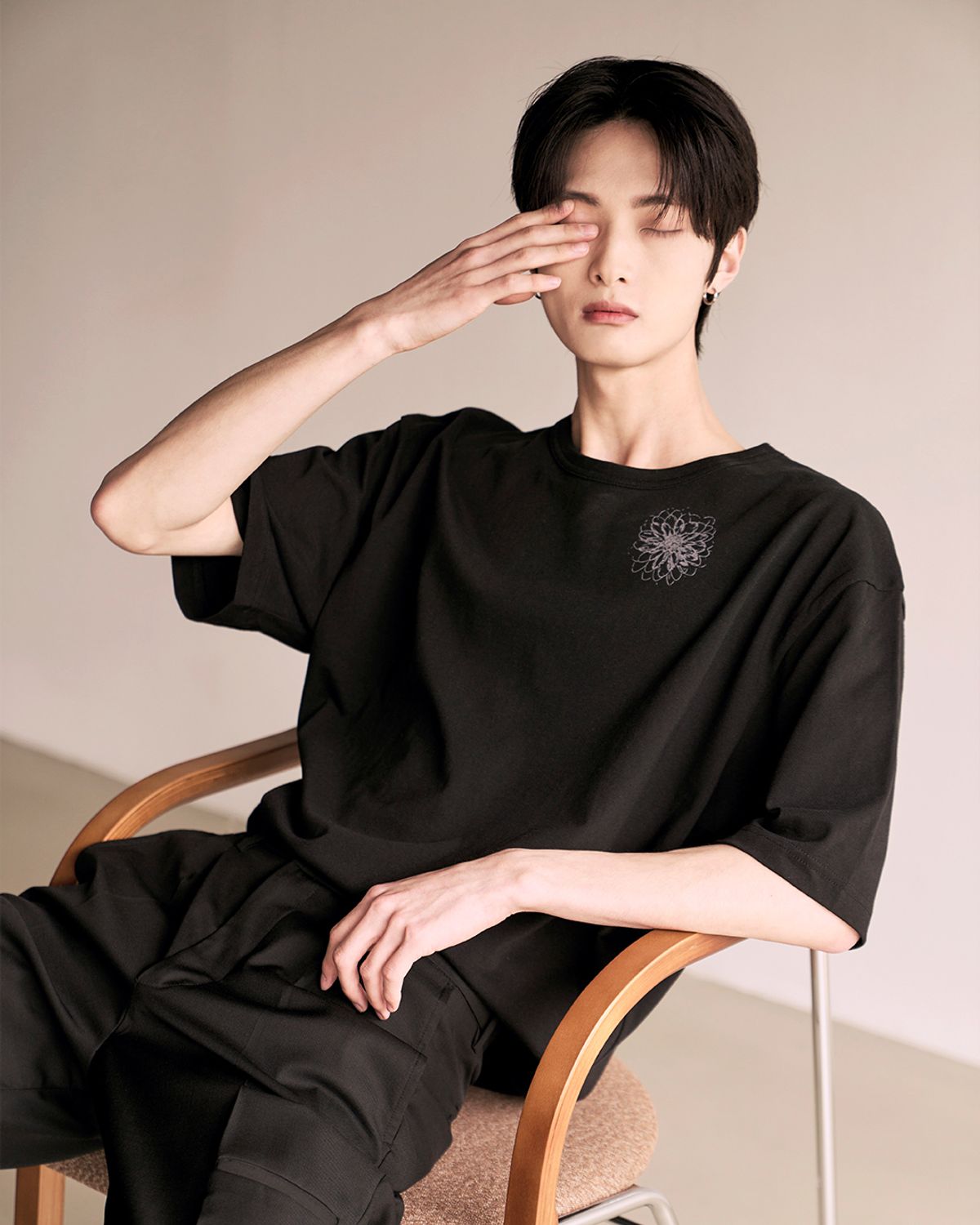 헤오진(HEOJIN) 플라워 그래픽 티셔츠_블랙 (Recycle Fabric)