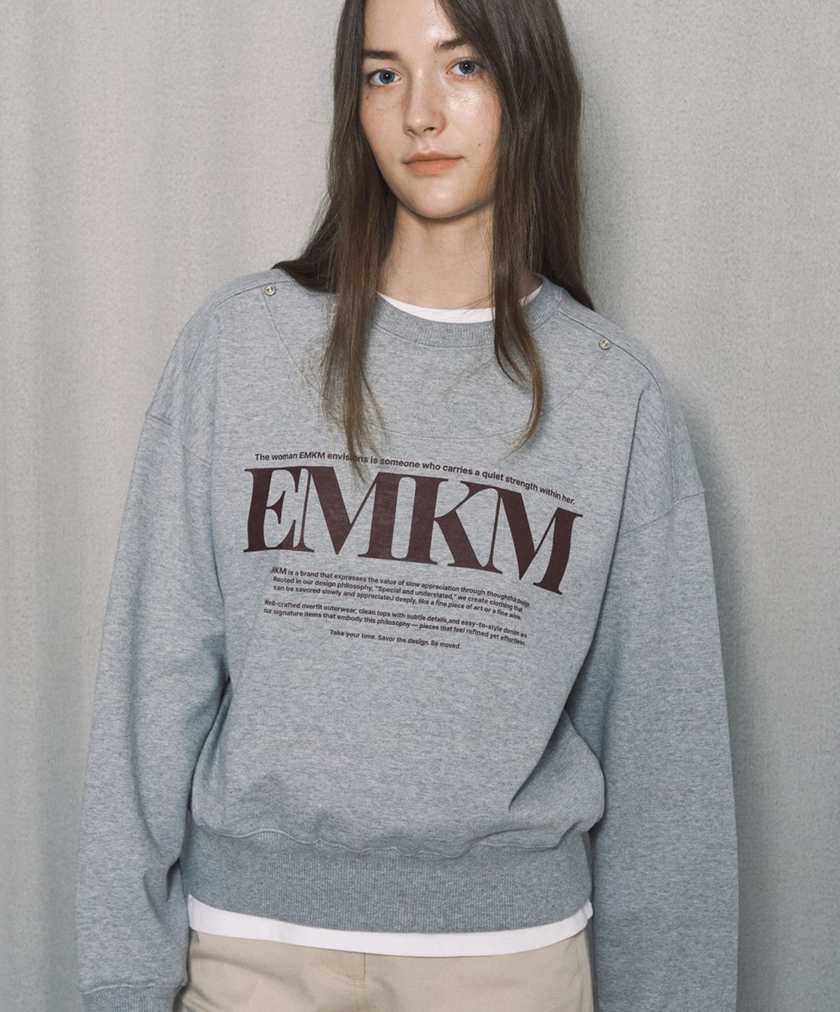 으음키임(EMKM) 리벳 포인트 세리프 로고 맨투맨_MIDDLE GREY