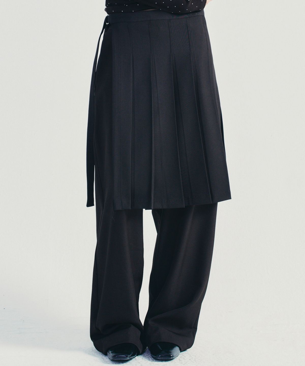 닉앤니콜(NICK&NICOLE) LAYERED PLEATS WRAP SKIRT_BLACK