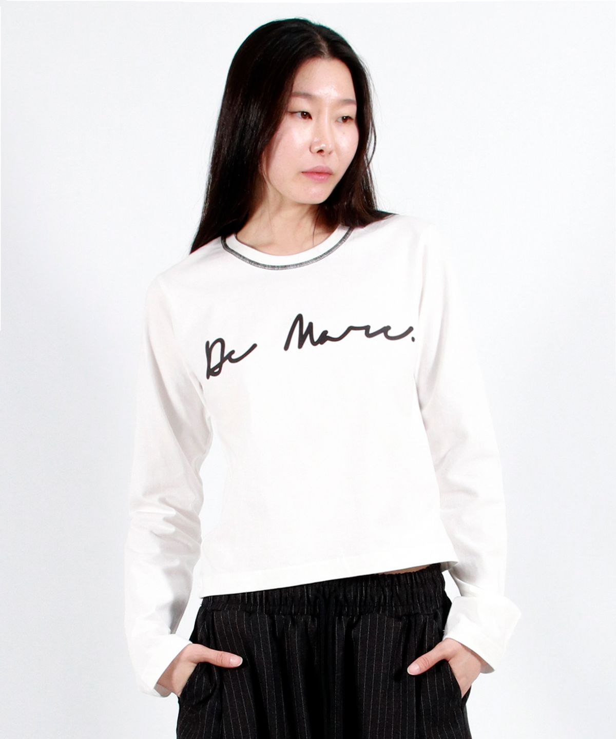 드마크(DEMARC) NECK-STITCH LOGO SEMI-CROP LONG SLEEVE TEE - IVORY