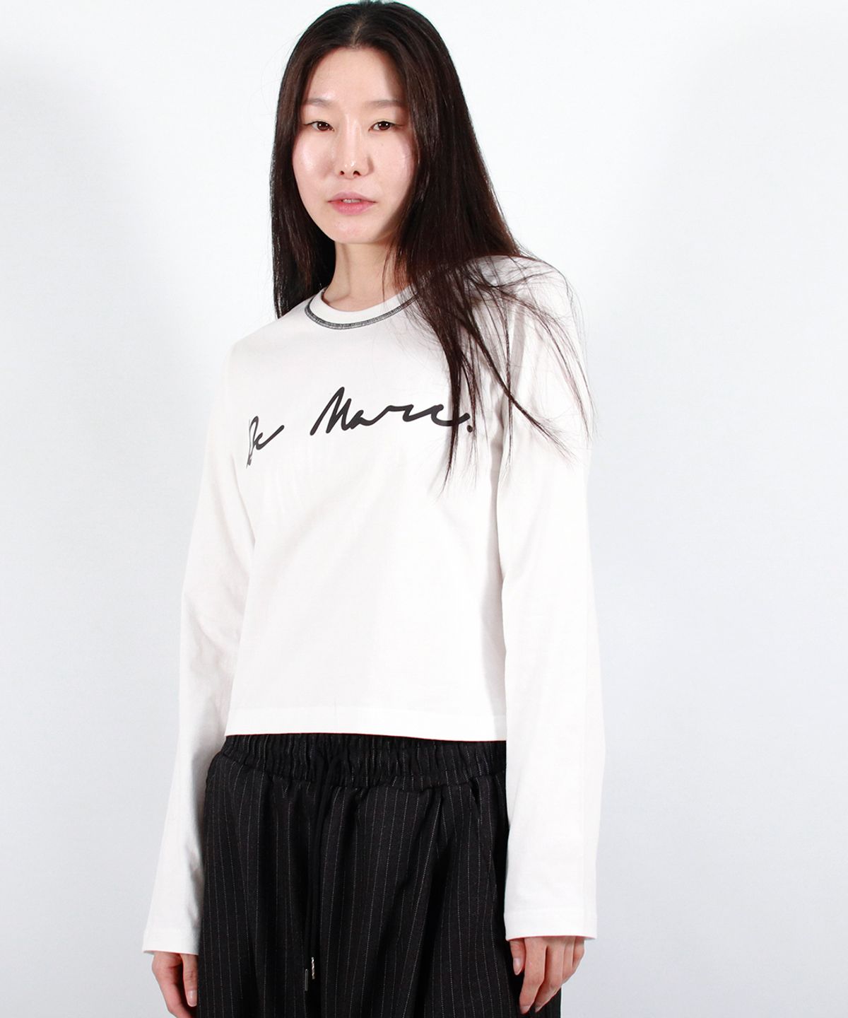 드마크(DEMARC) NECK-STITCH LOGO SEMI-CROP LONG SLEEVE TEE - IVORY