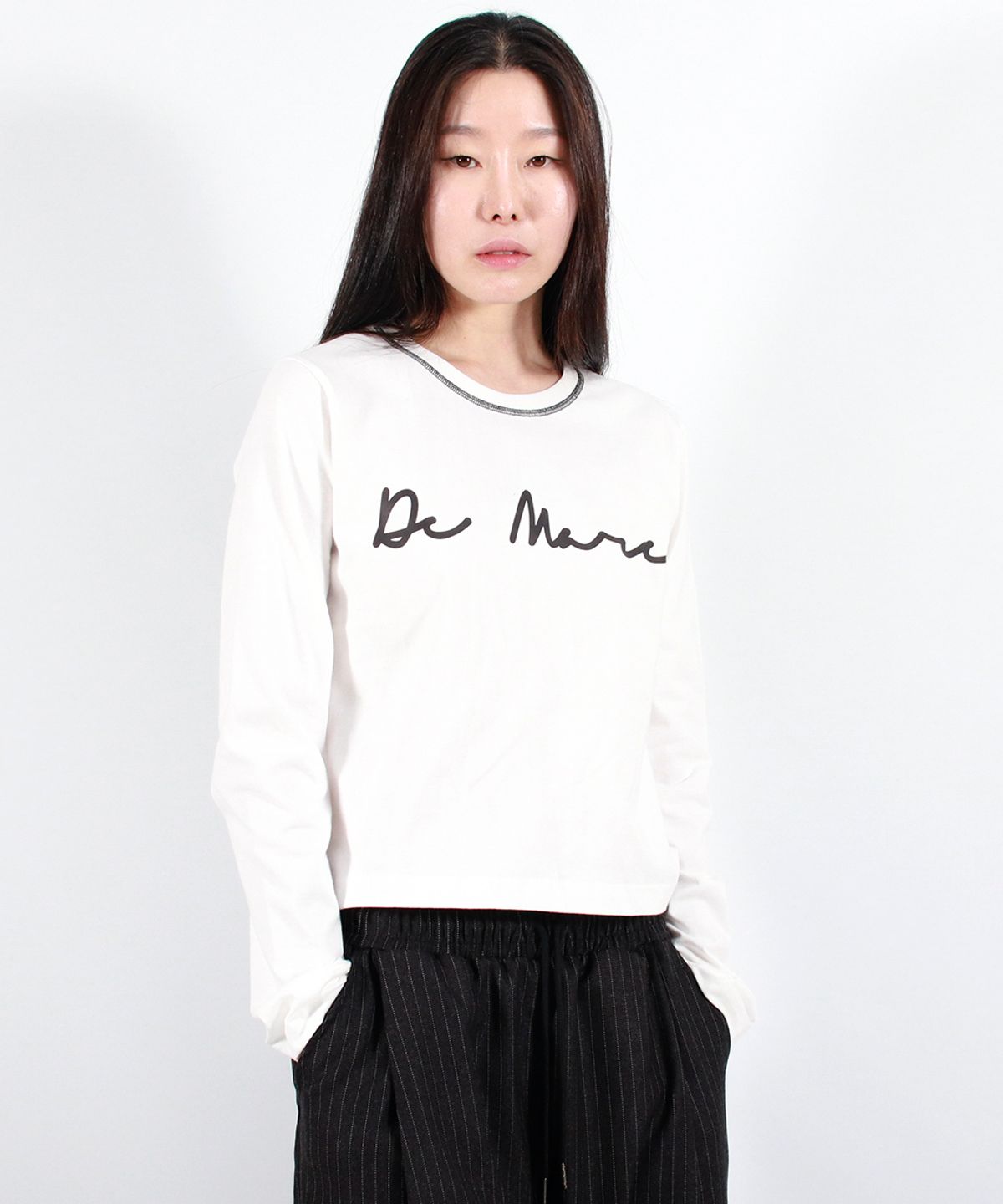 드마크(DEMARC) NECK-STITCH LOGO SEMI-CROP LONG SLEEVE TEE - IVORY