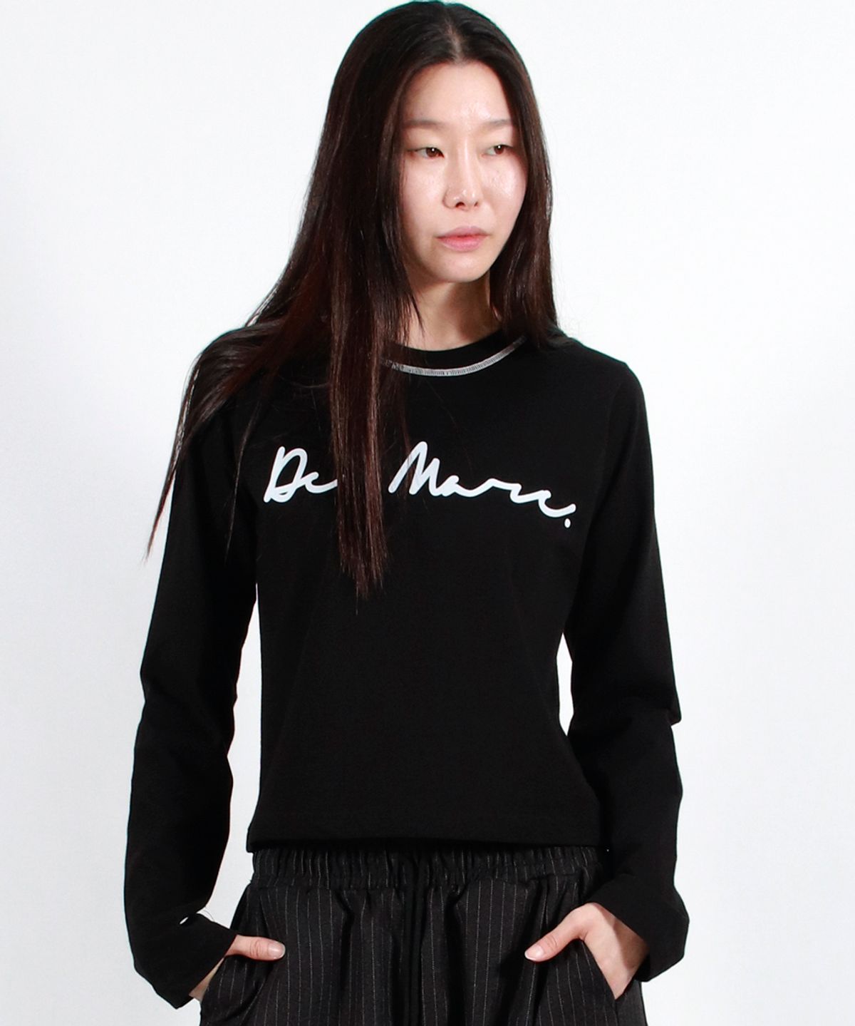 드마크(DEMARC) NECK-STITCH LOGO SEMI-CROP LONG SLEEVE TEE - BLACK