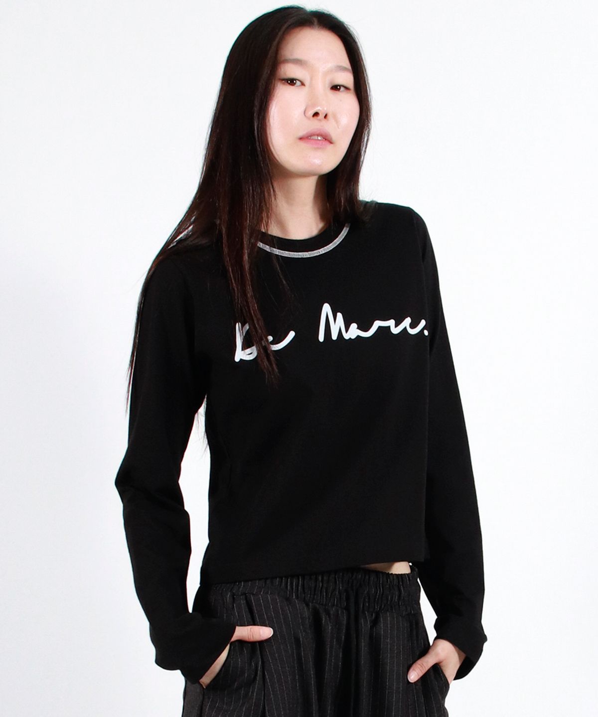 드마크(DEMARC) NECK-STITCH LOGO SEMI-CROP LONG SLEEVE TEE - BLACK