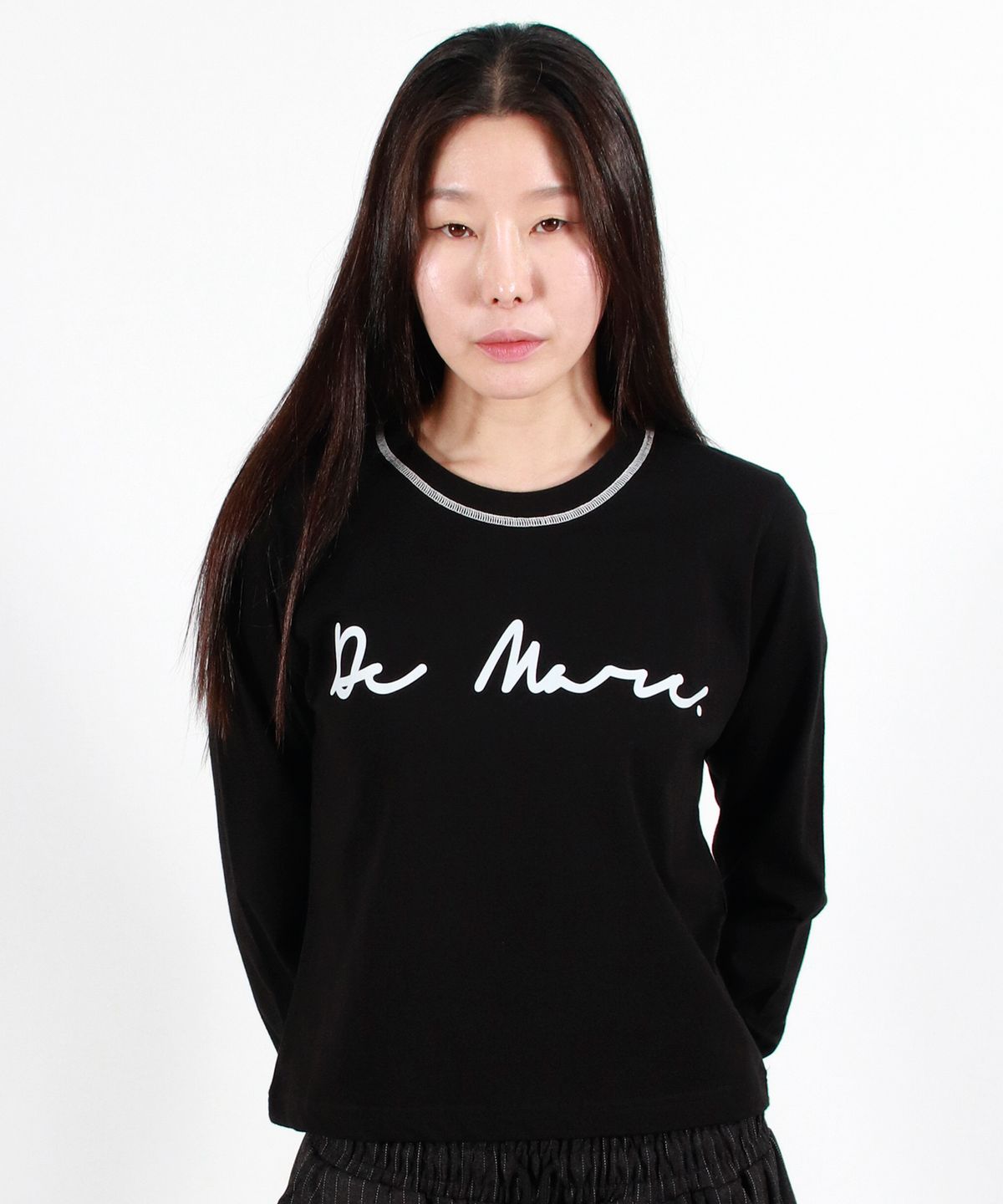 드마크(DEMARC) NECK-STITCH LOGO SEMI-CROP LONG SLEEVE TEE - BLACK