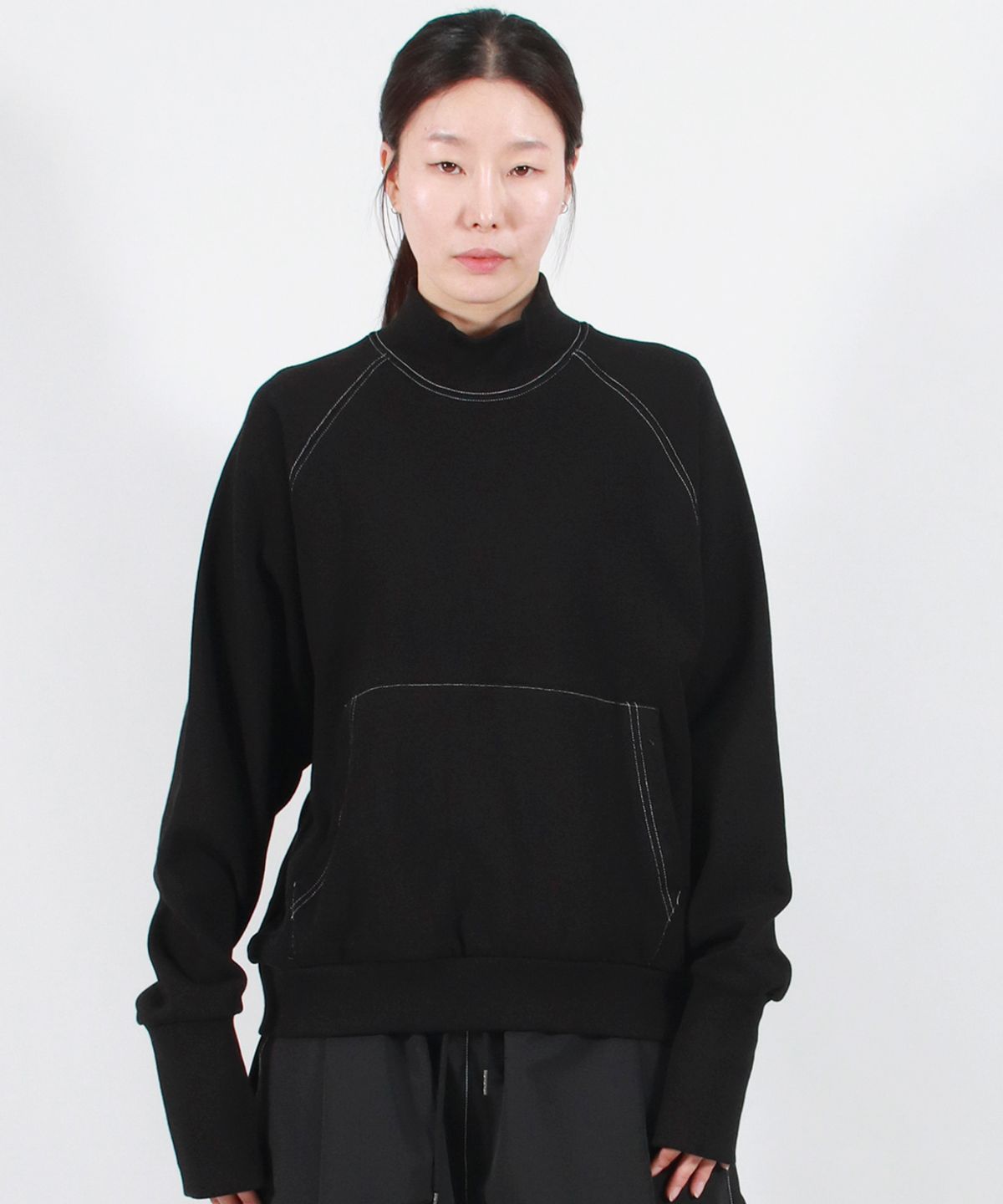 드마크(DEMARC) HIGH-NECK MEDIUM-FIT STITCH RAGLAN SWEATSHIRT -  Black