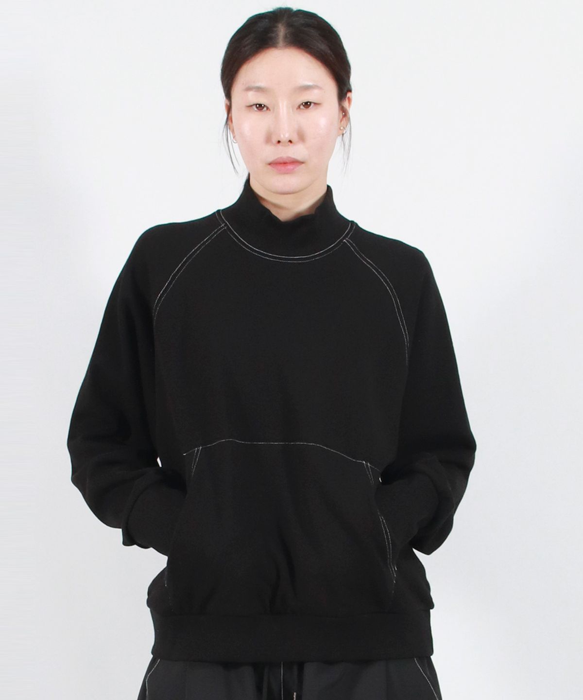 드마크(DEMARC) HIGH-NECK MEDIUM-FIT STITCH RAGLAN SWEATSHIRT -  Black
