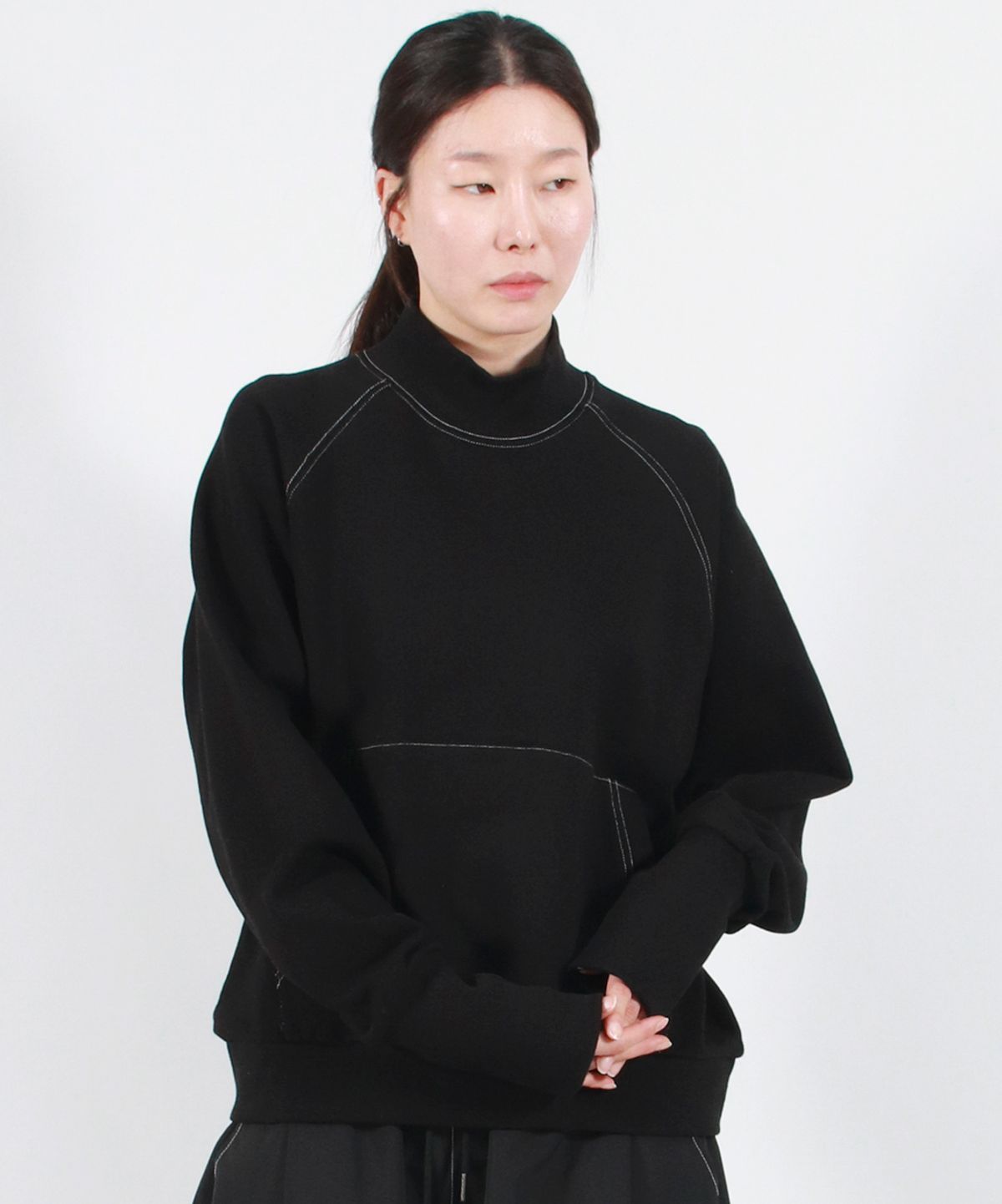드마크(DEMARC) HIGH-NECK MEDIUM-FIT STITCH RAGLAN SWEATSHIRT -  Black