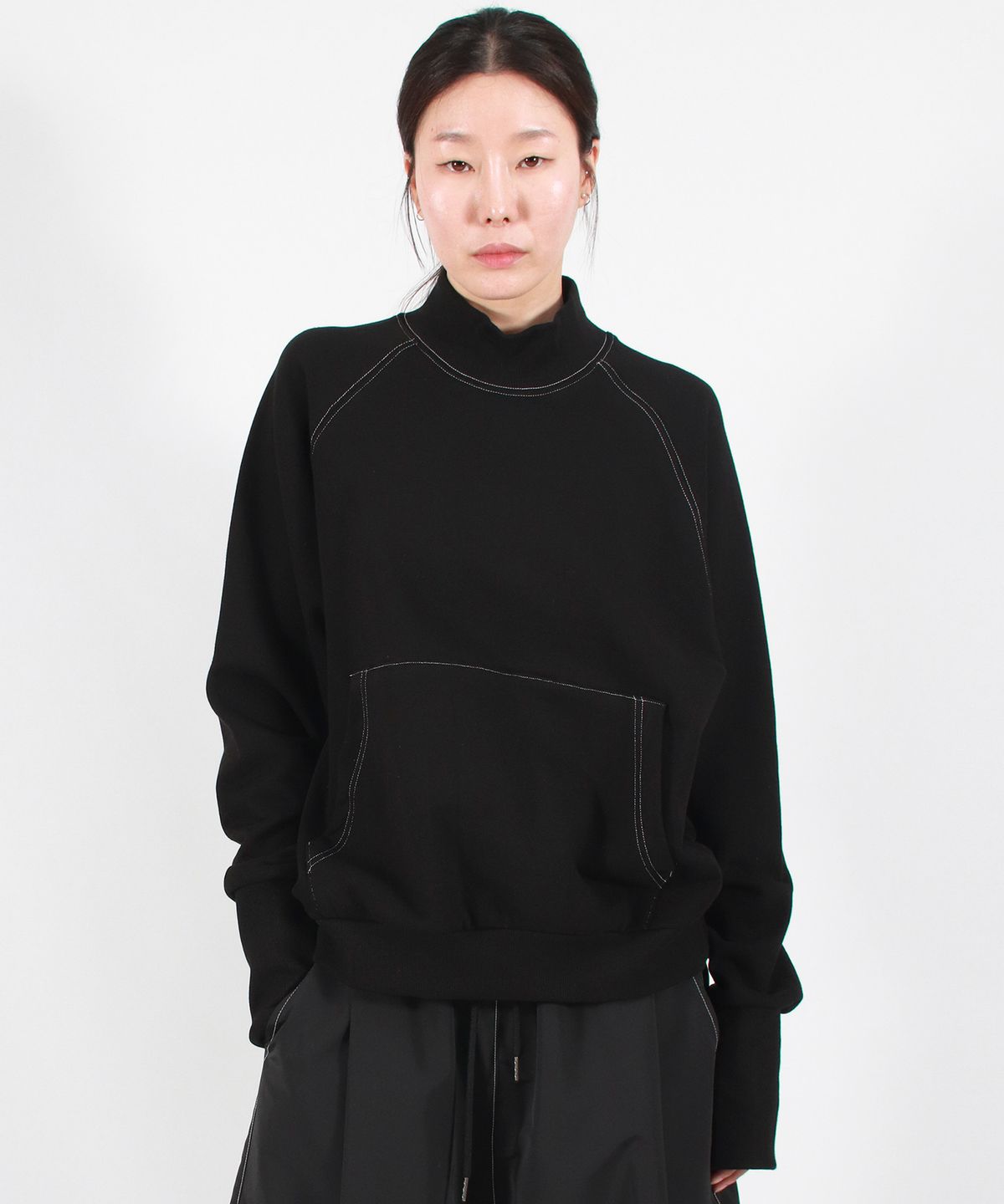 드마크(DEMARC) HIGH-NECK MEDIUM-FIT STITCH RAGLAN SWEATSHIRT -  Black